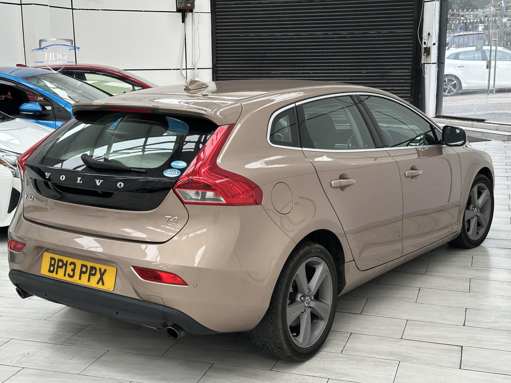 Volvo V40 1.6 T4 SE Lux Nav Hatchback 5dr Petrol Powershift Euro 5 (s/s) (180 ps)