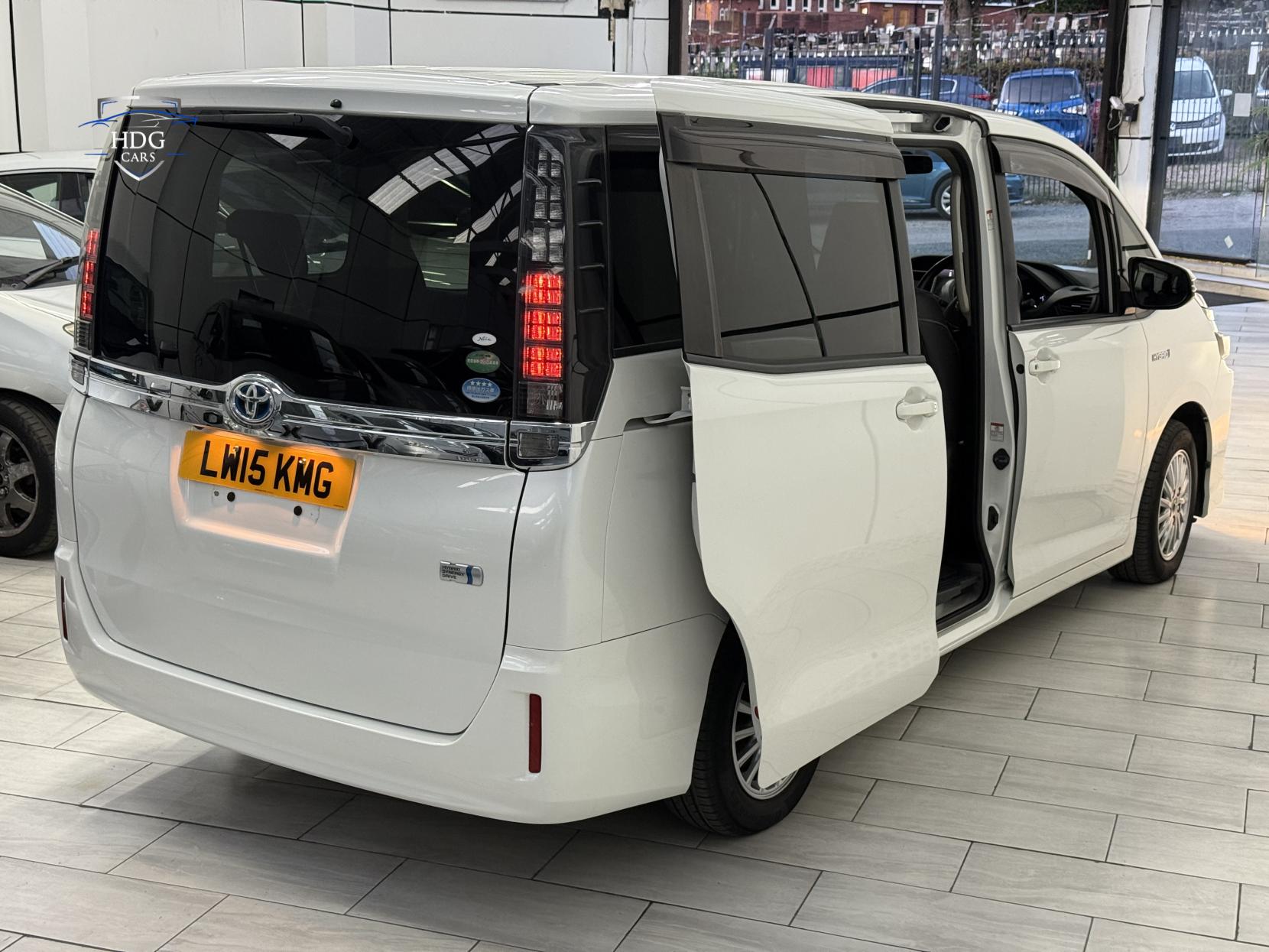 Toyota Voxy 1.8 ZX HYBRID 