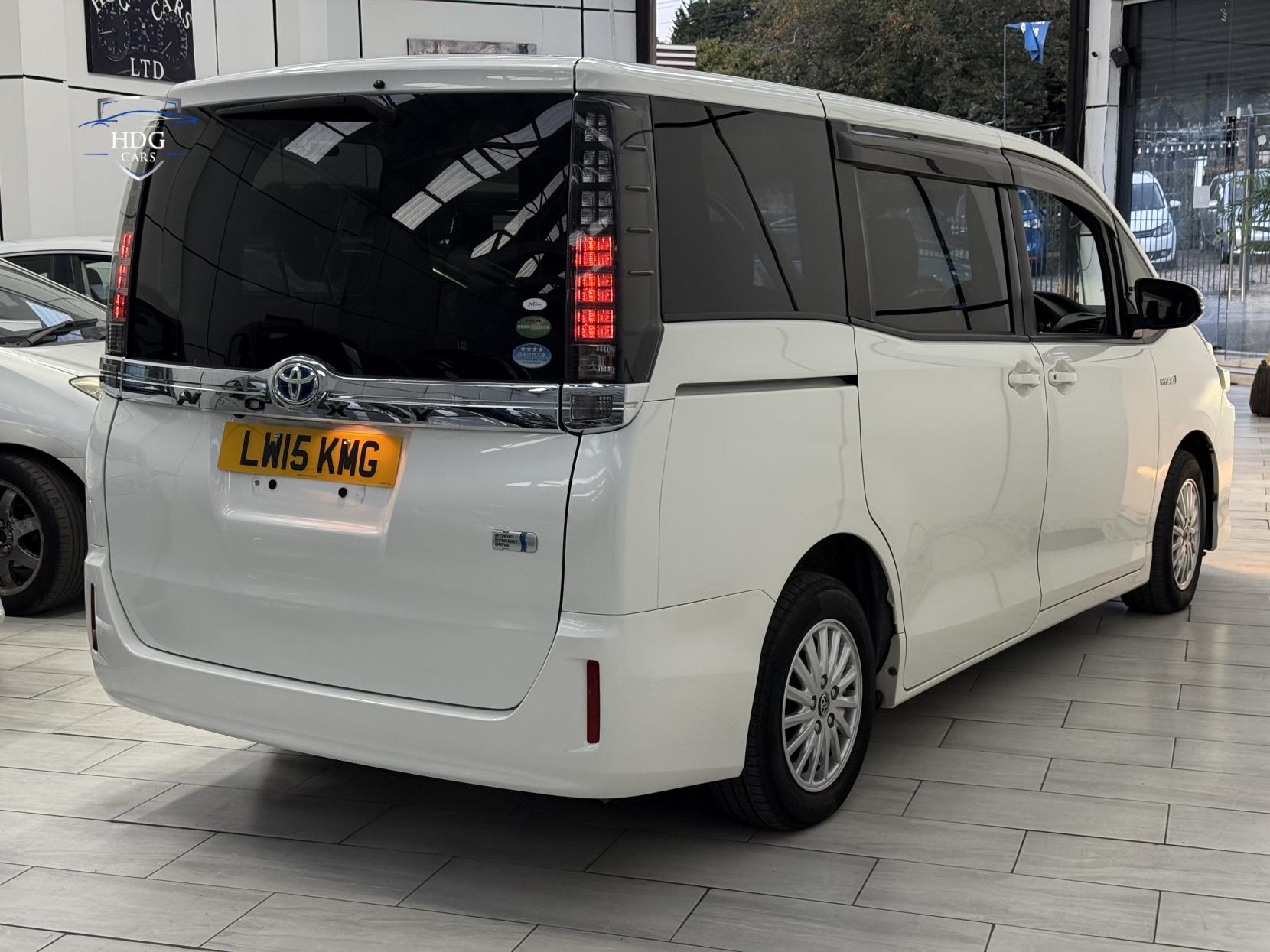 Toyota Voxy 1.8 ZX HYBRID 