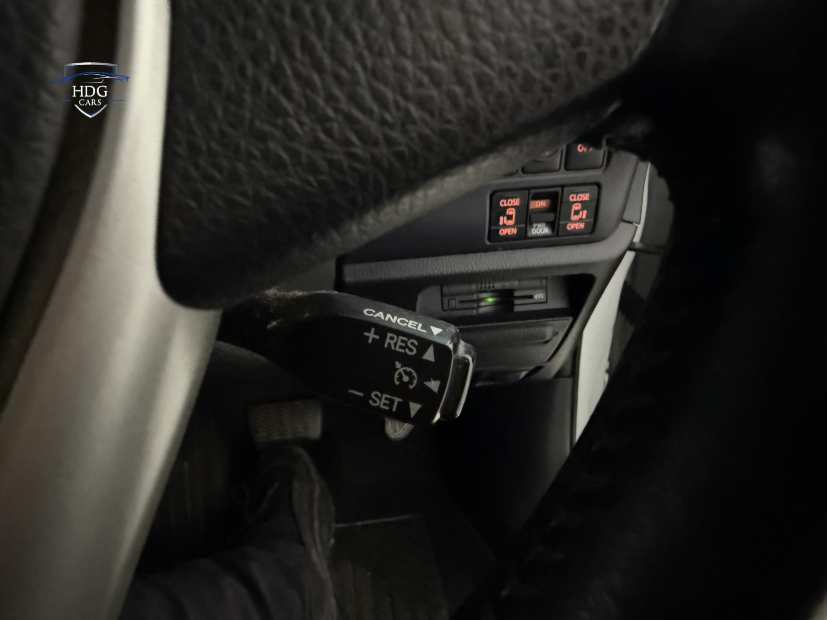 Toyota Voxy 1.8 ZX HYBRID 