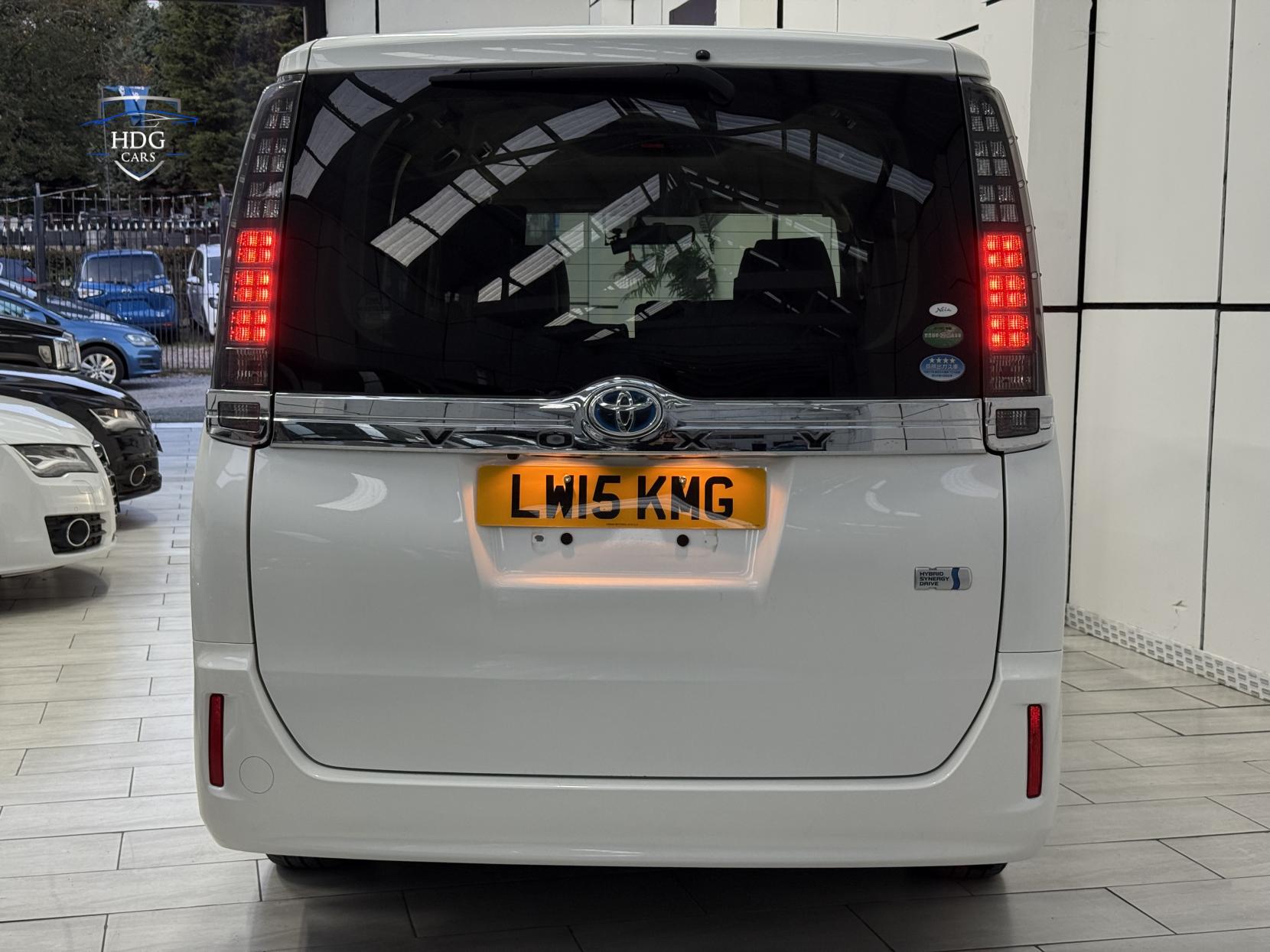 Toyota Voxy 1.8 ZX HYBRID 