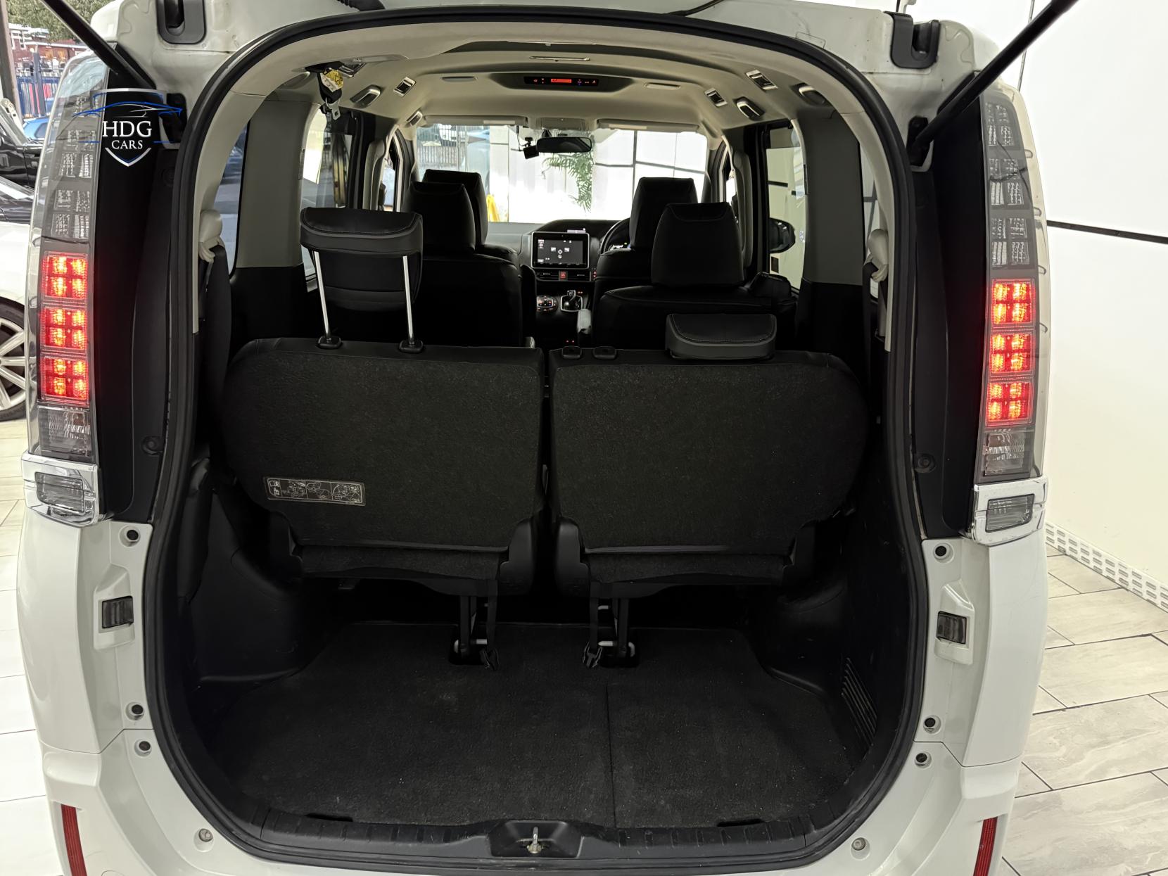 Toyota Voxy 1.8 ZX HYBRID 
