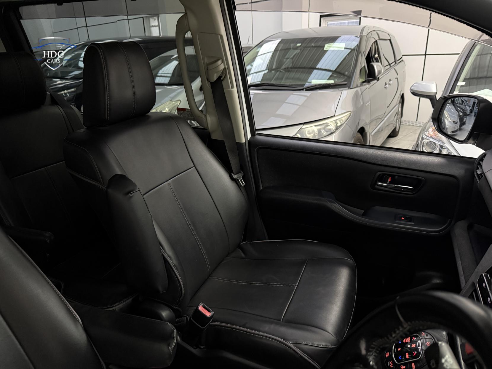 Toyota Voxy 1.8 ZX HYBRID 