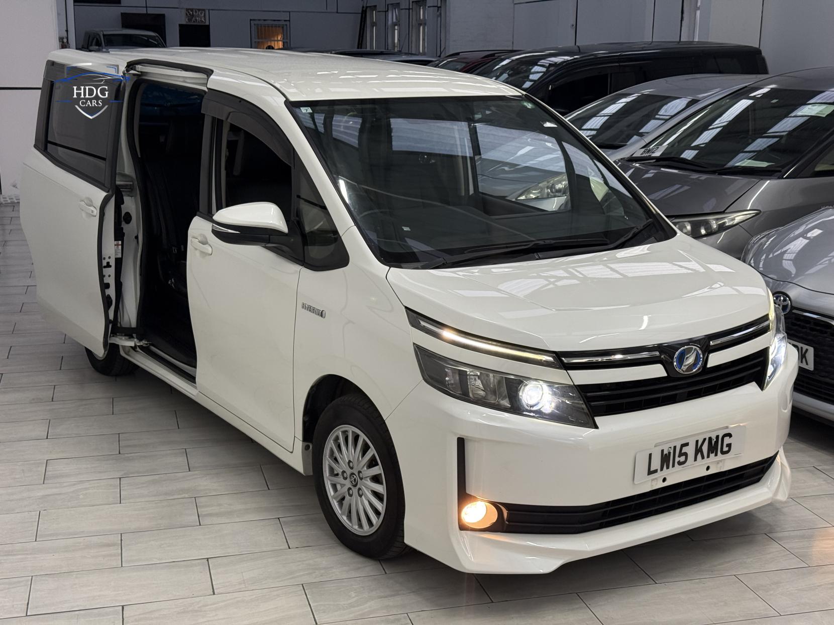 Toyota Voxy 1.8 ZX HYBRID 