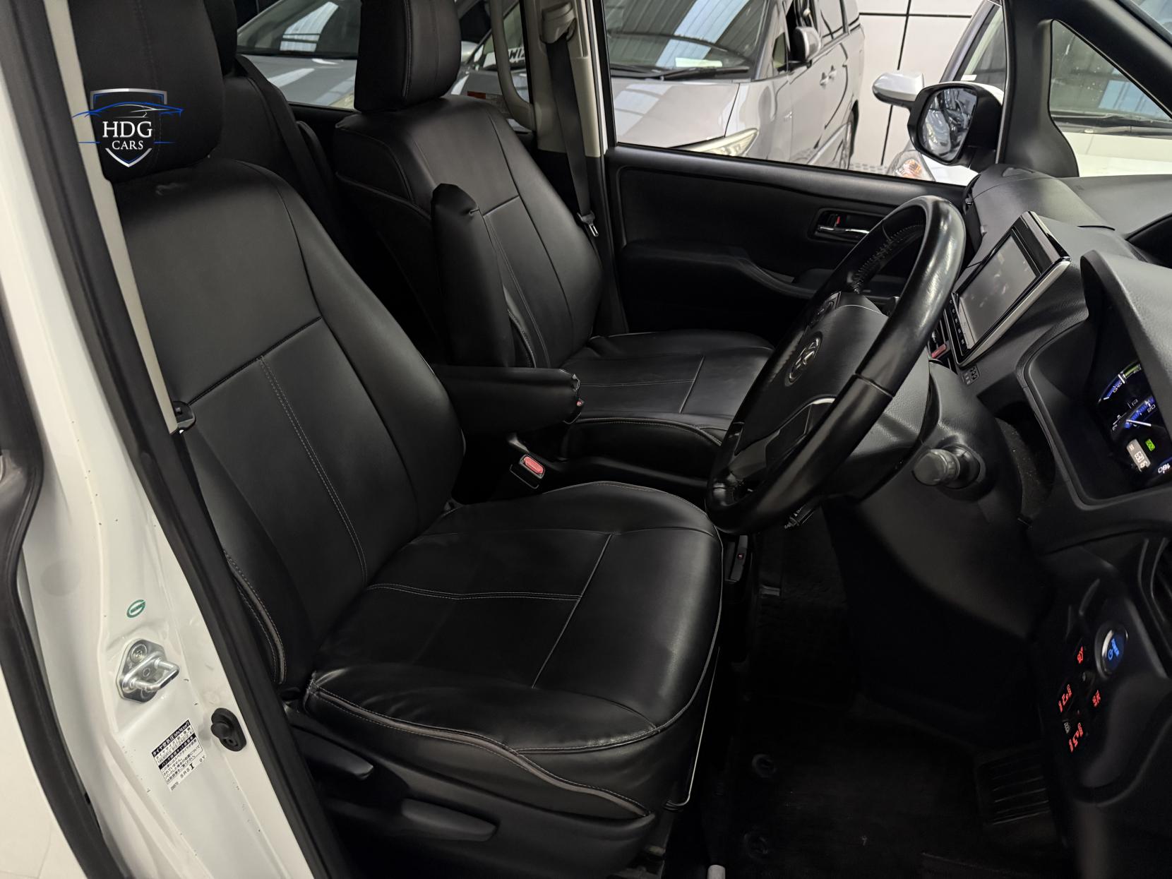 Toyota Voxy 1.8 ZX HYBRID 