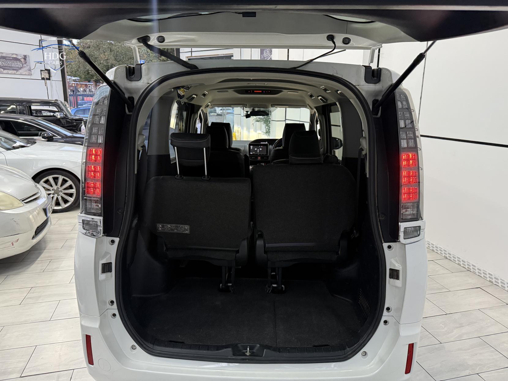 Toyota Voxy 1.8 ZX HYBRID 