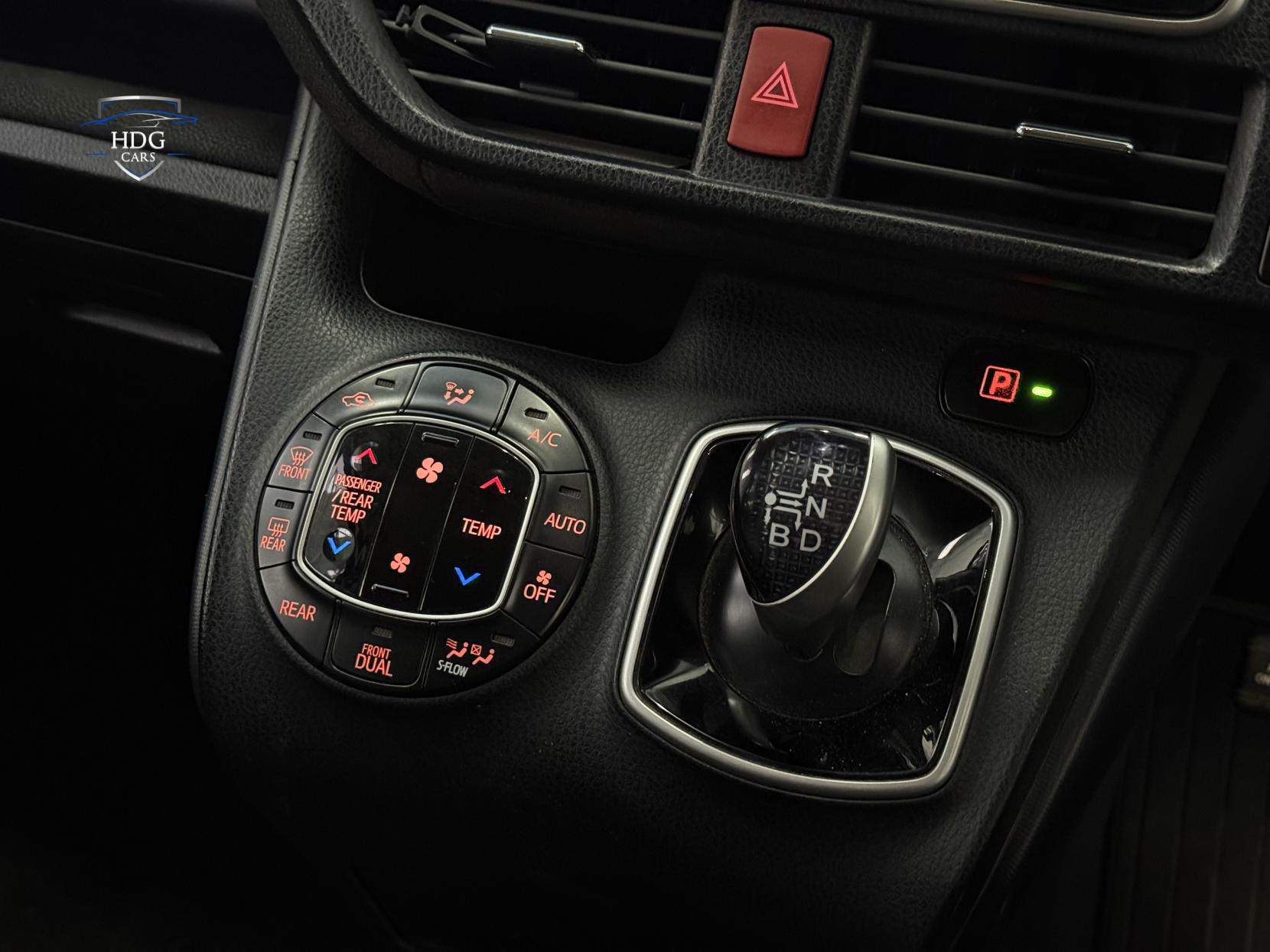 Toyota Voxy 1.8 ZX HYBRID 
