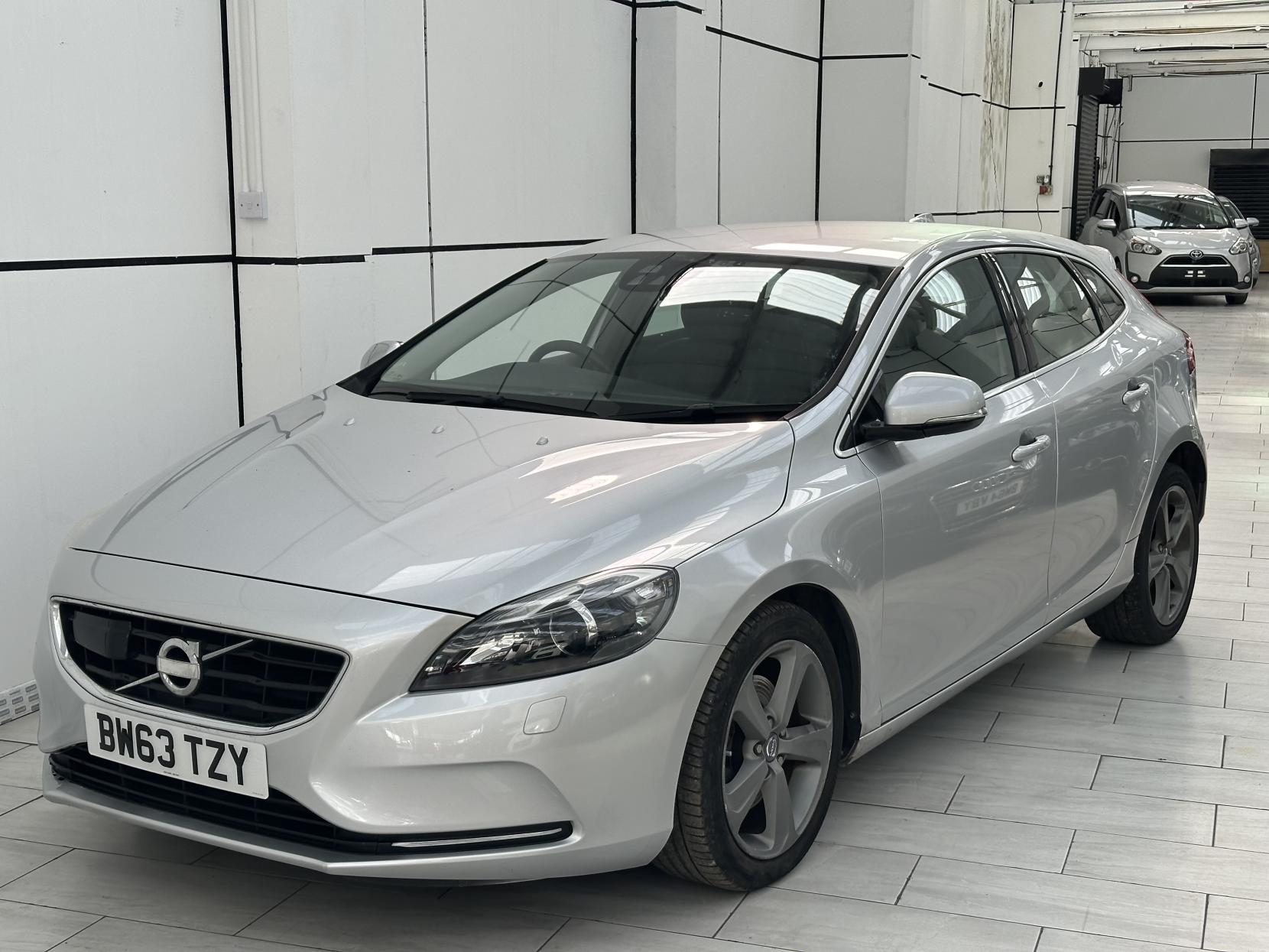 Volvo V40 1.6 T4 SE Lux Nav Hatchback 5dr Petrol Powershift Euro 5 (s/s) (180 ps)