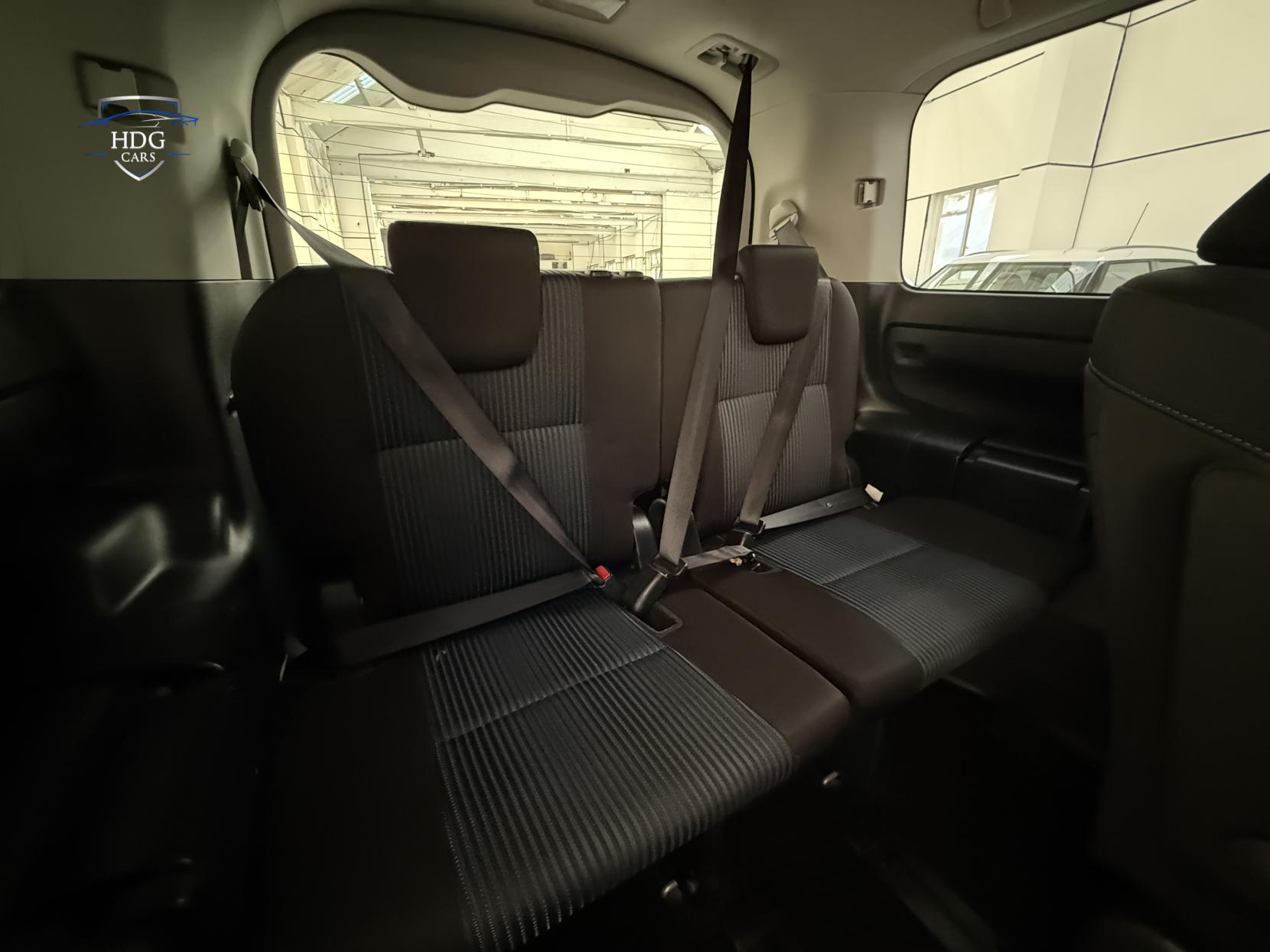 Toyota Voxy 1.8 ZX HYBRID 2016