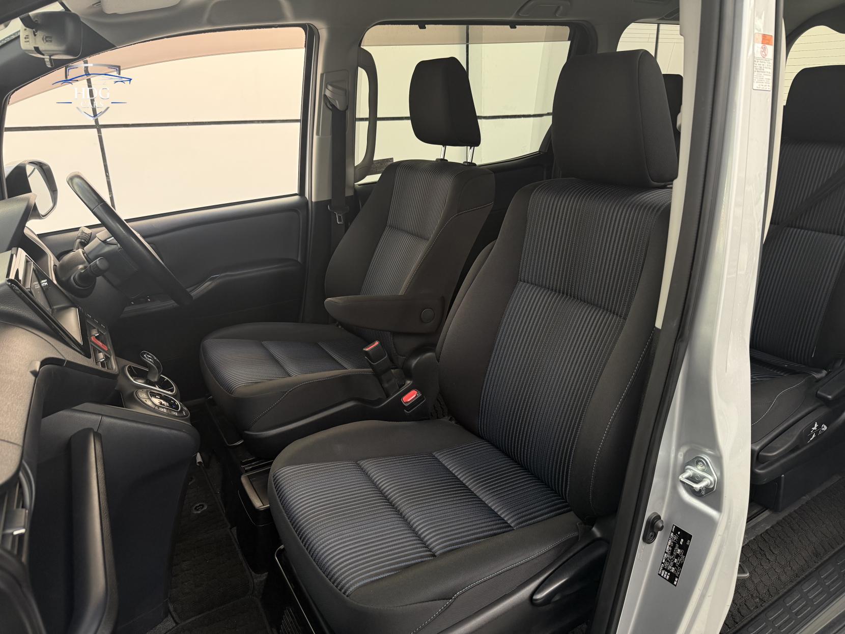 Toyota Voxy 1.8 ZX HYBRID 2016