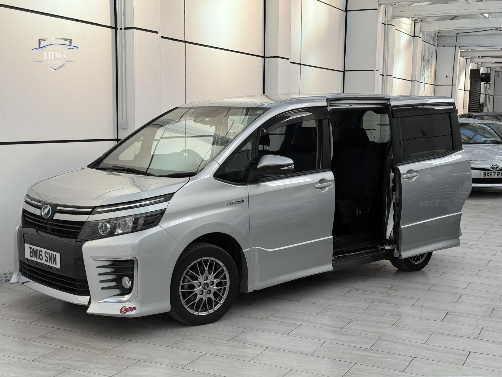 Toyota Voxy 1.8 ZX HYBRID 2016