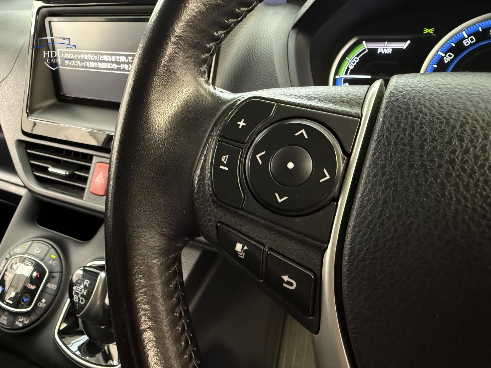 Toyota Voxy 1.8 ZX HYBRID 2016