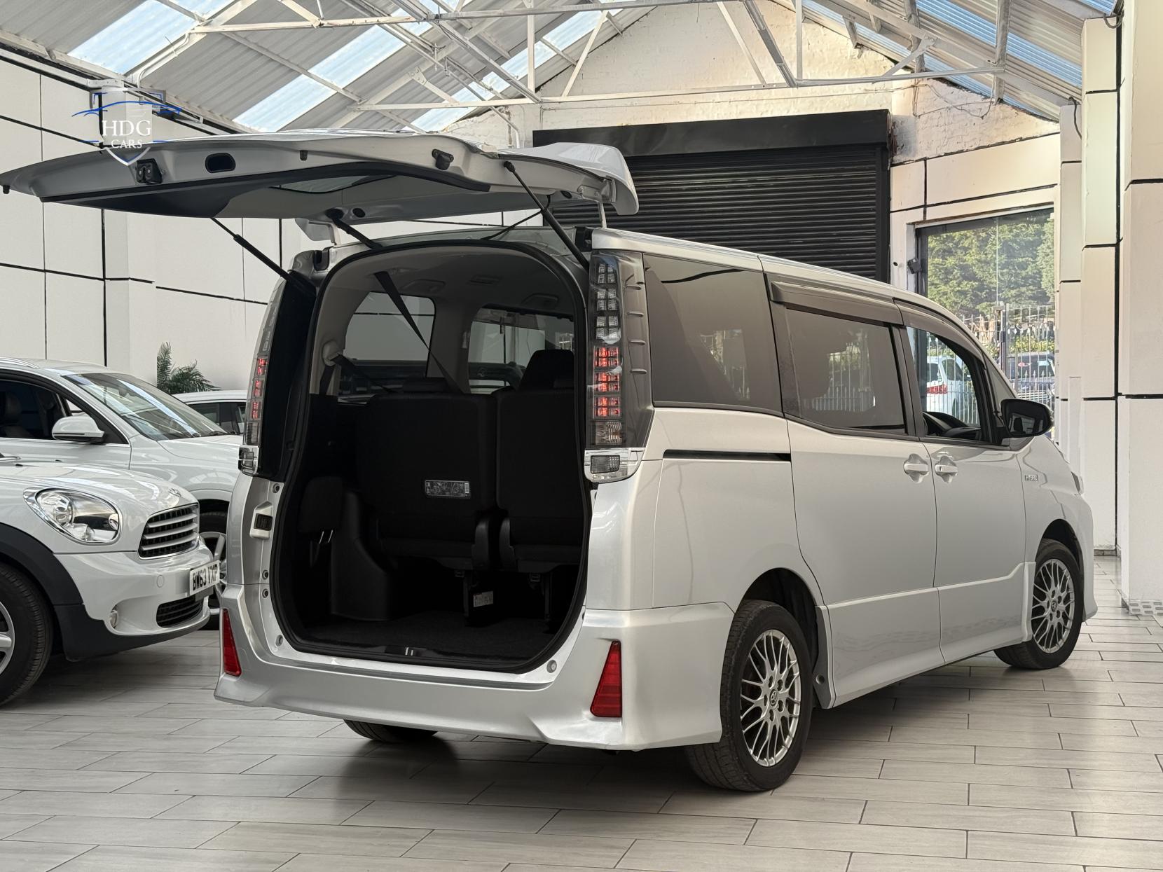 Toyota Voxy 1.8 ZX HYBRID 2016