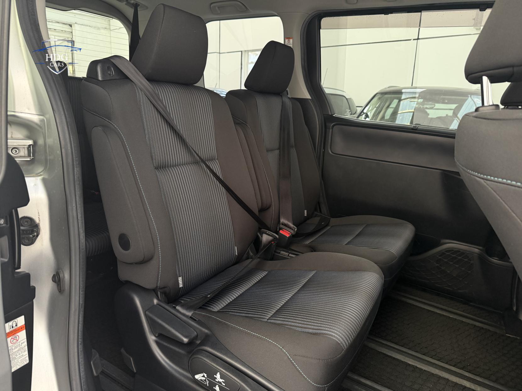 Toyota Voxy 1.8 ZX HYBRID 2016