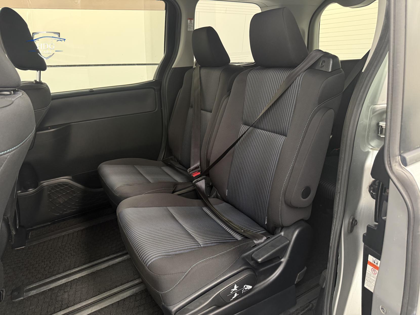 Toyota Voxy 1.8 ZX HYBRID 2016