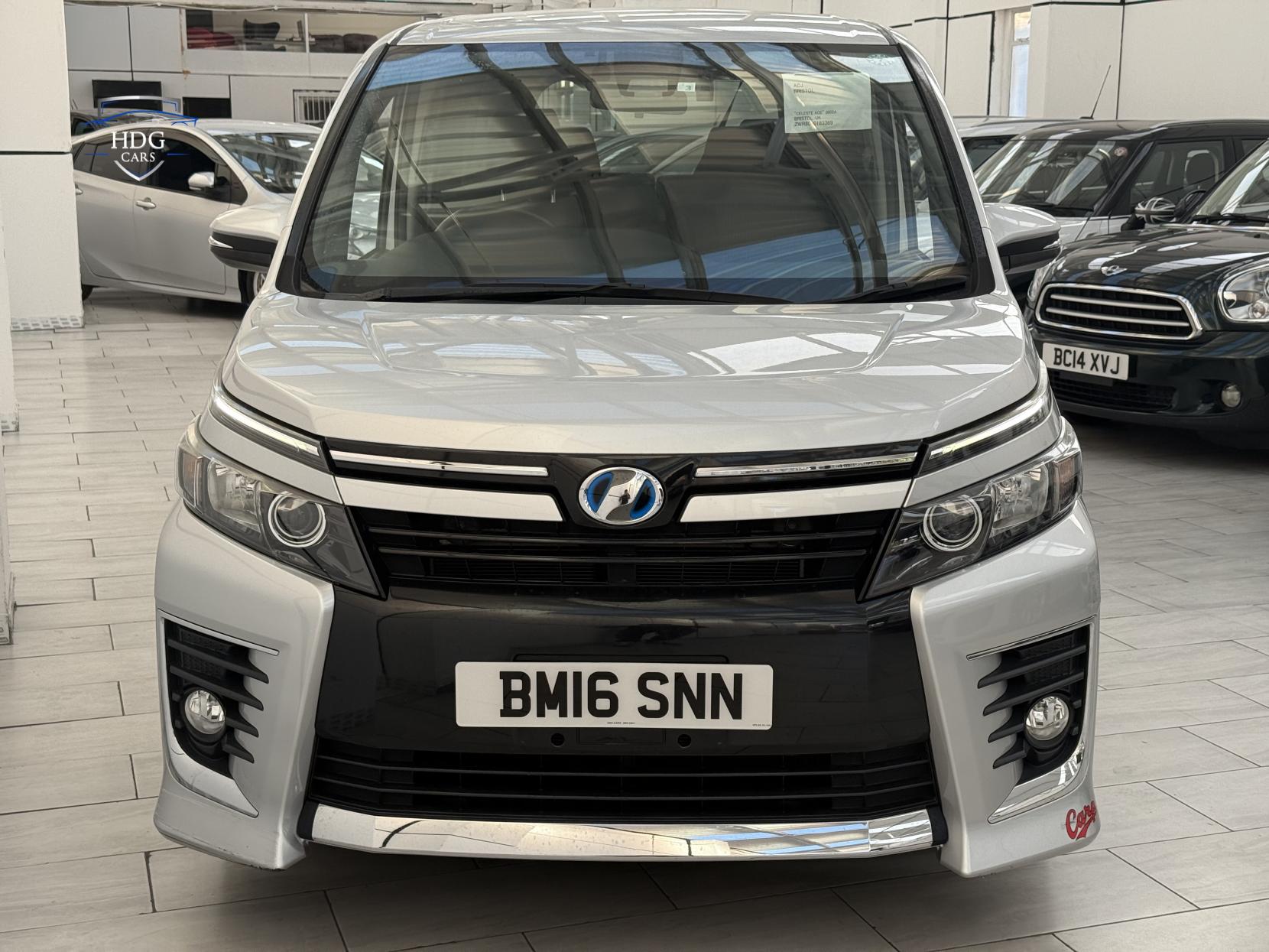 Toyota Voxy 1.8 ZX HYBRID 2016