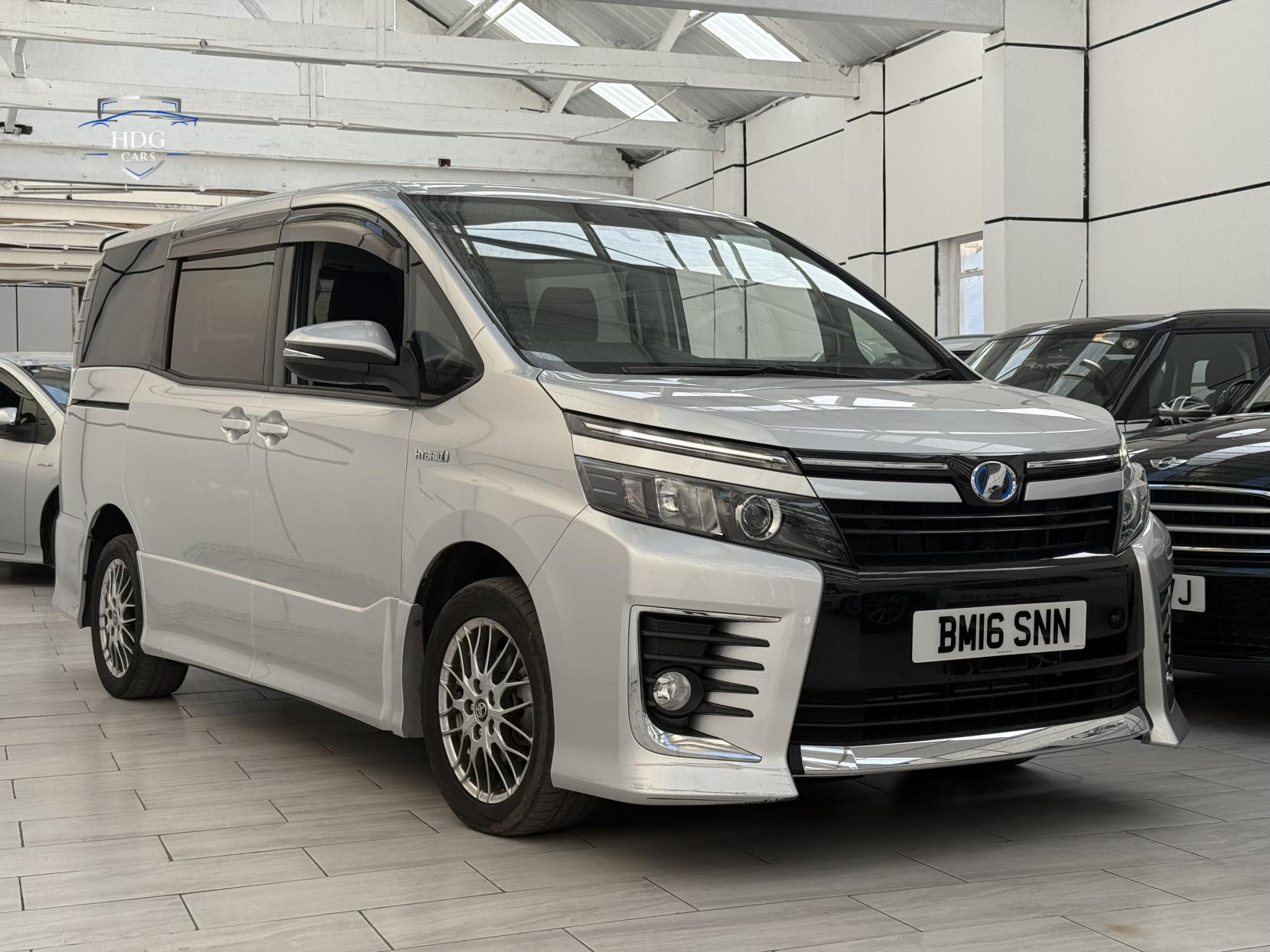 Toyota Voxy 1.8 ZX HYBRID 2016