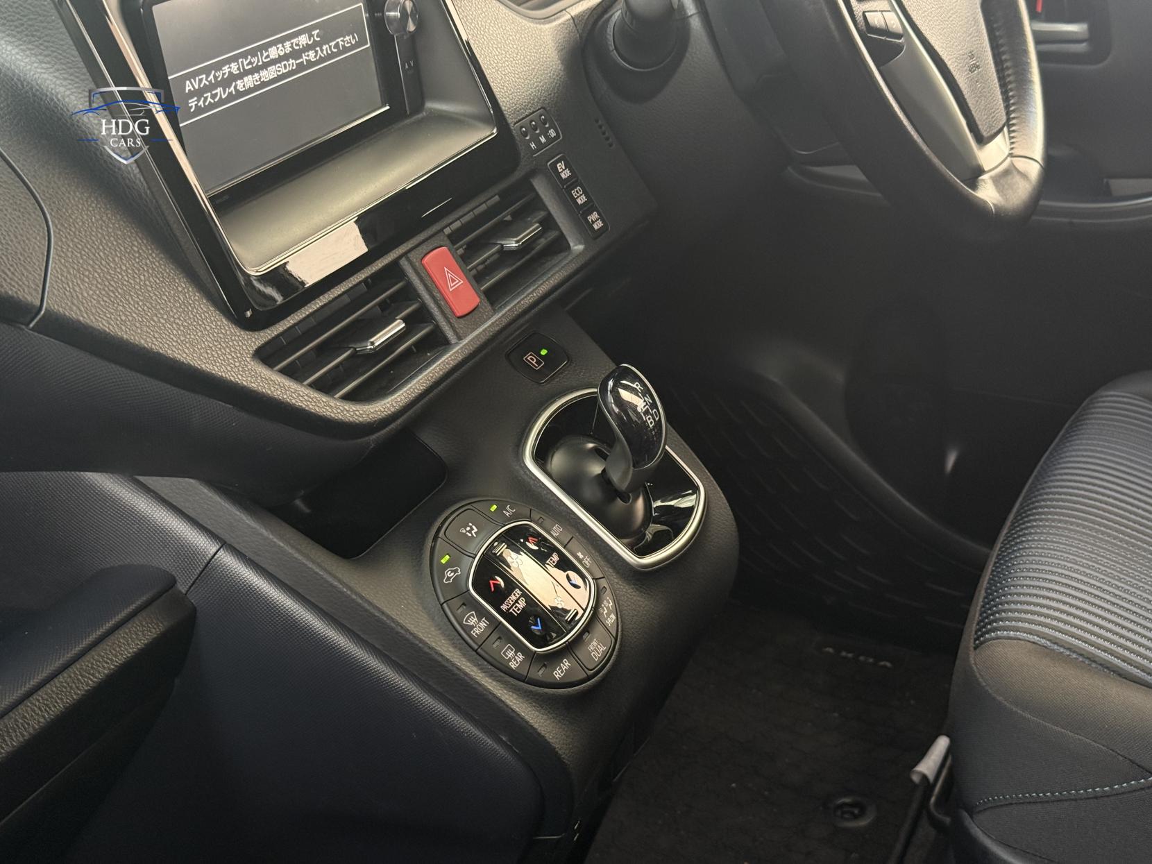 Toyota Voxy 1.8 ZX HYBRID 2016