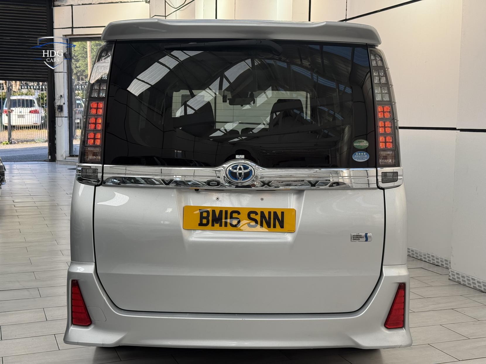 Toyota Voxy 1.8 ZX HYBRID 2016