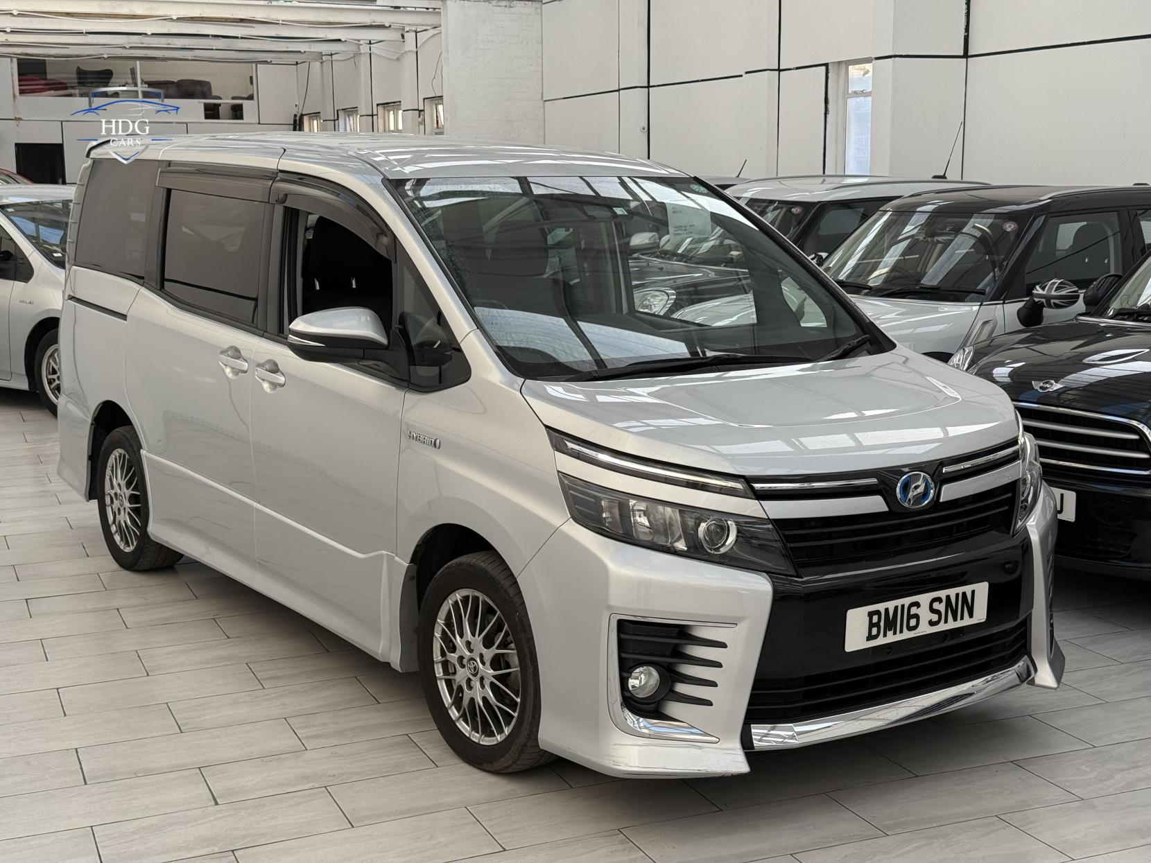 Toyota Voxy 1.8 ZX HYBRID 2016