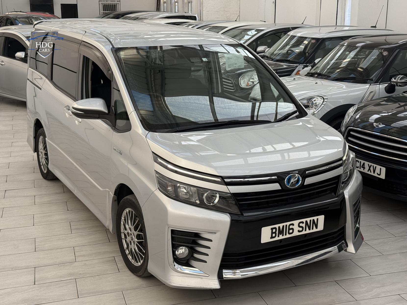 Toyota Voxy 1.8 ZX HYBRID 2016