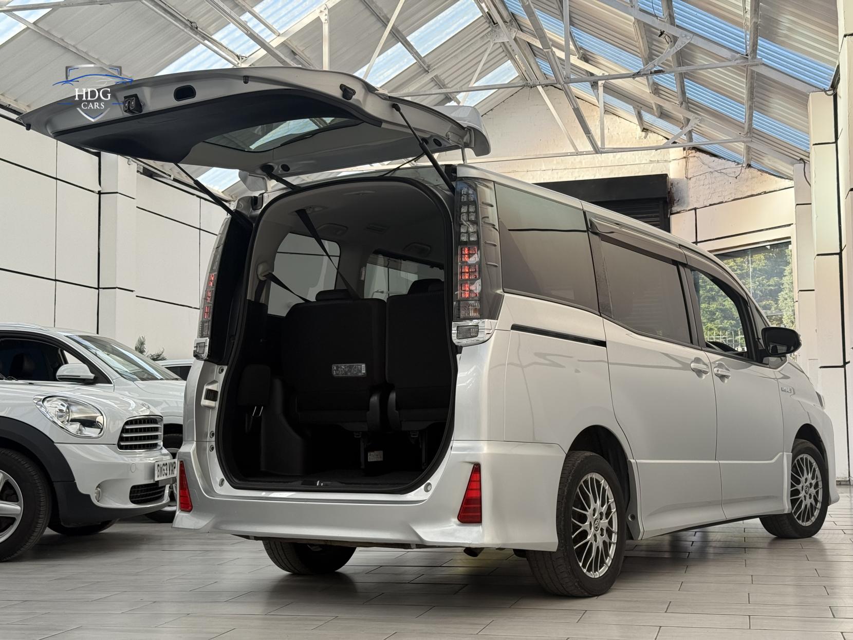 Toyota Voxy 1.8 ZX HYBRID 2016
