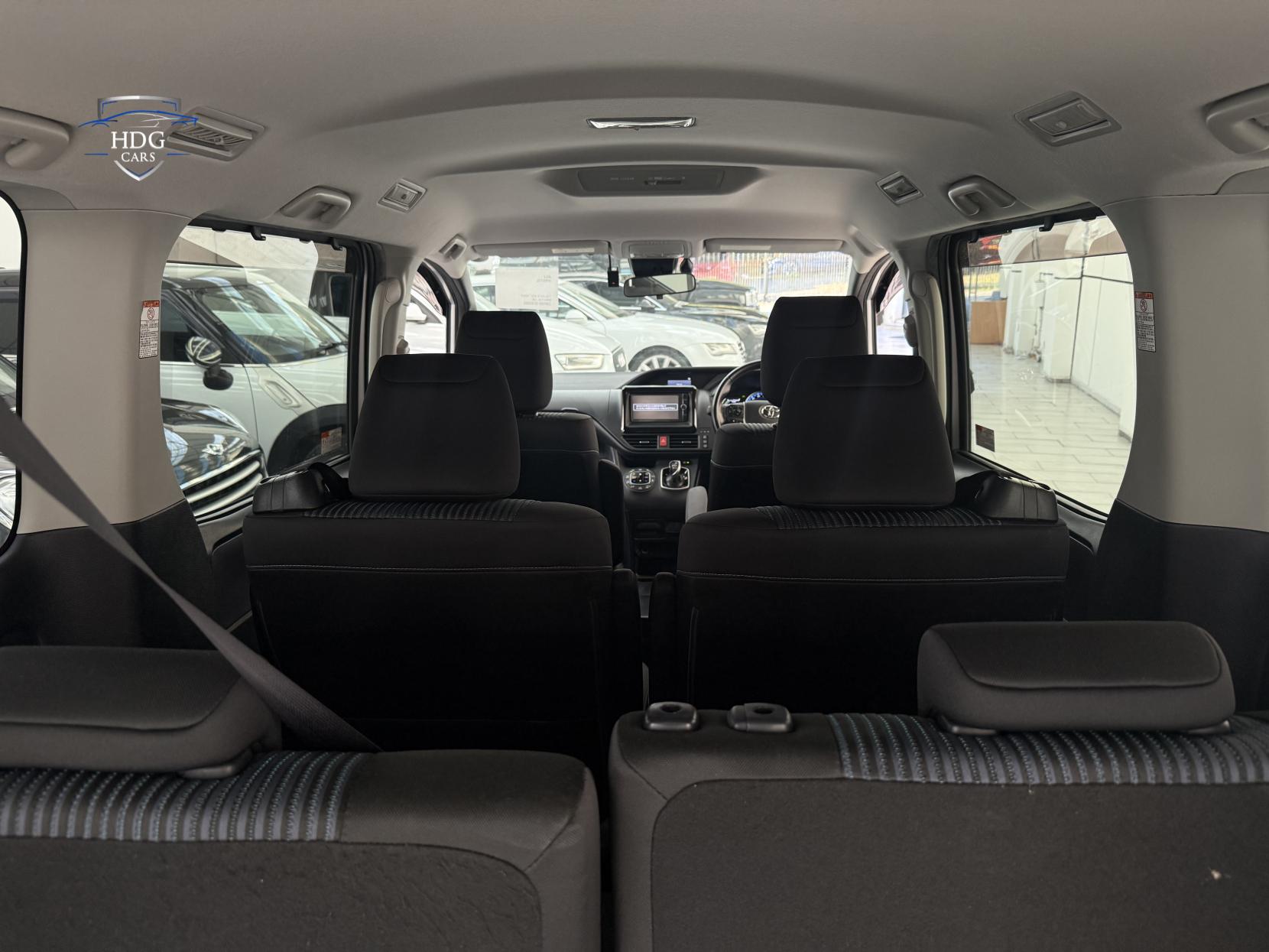 Toyota Voxy 1.8 ZX HYBRID 2016
