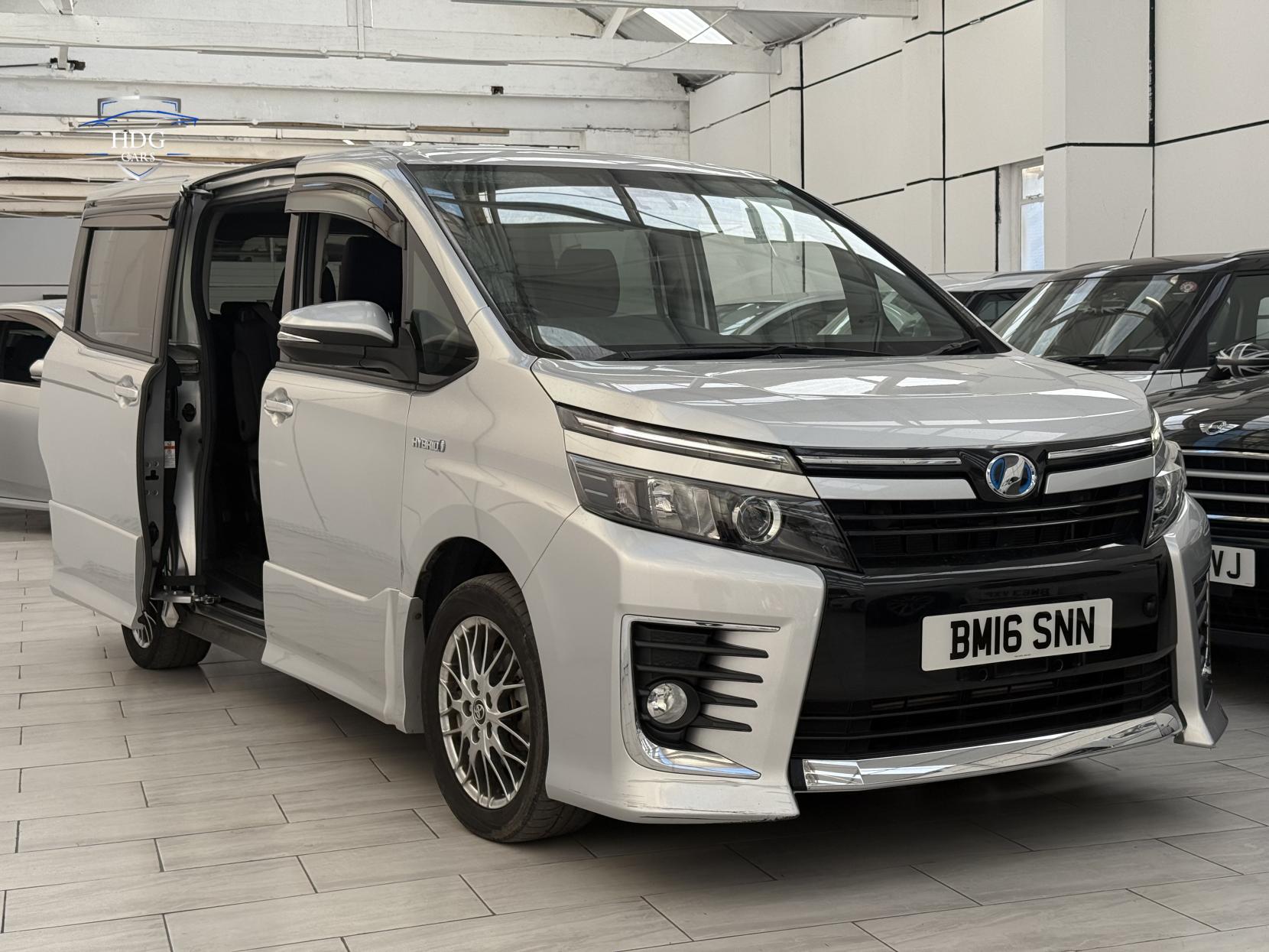 Toyota Voxy 1.8 ZX HYBRID 2016