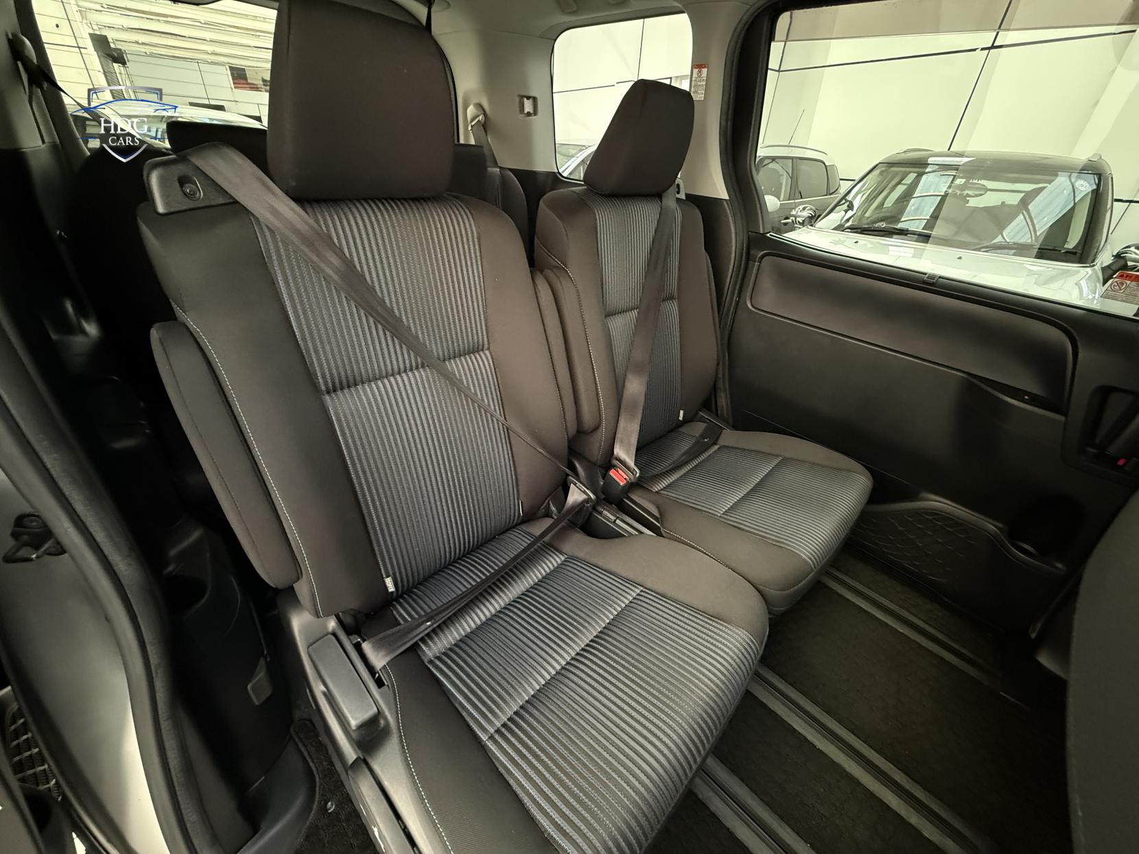 Toyota Voxy 1.8 ZX HYBRID 2016
