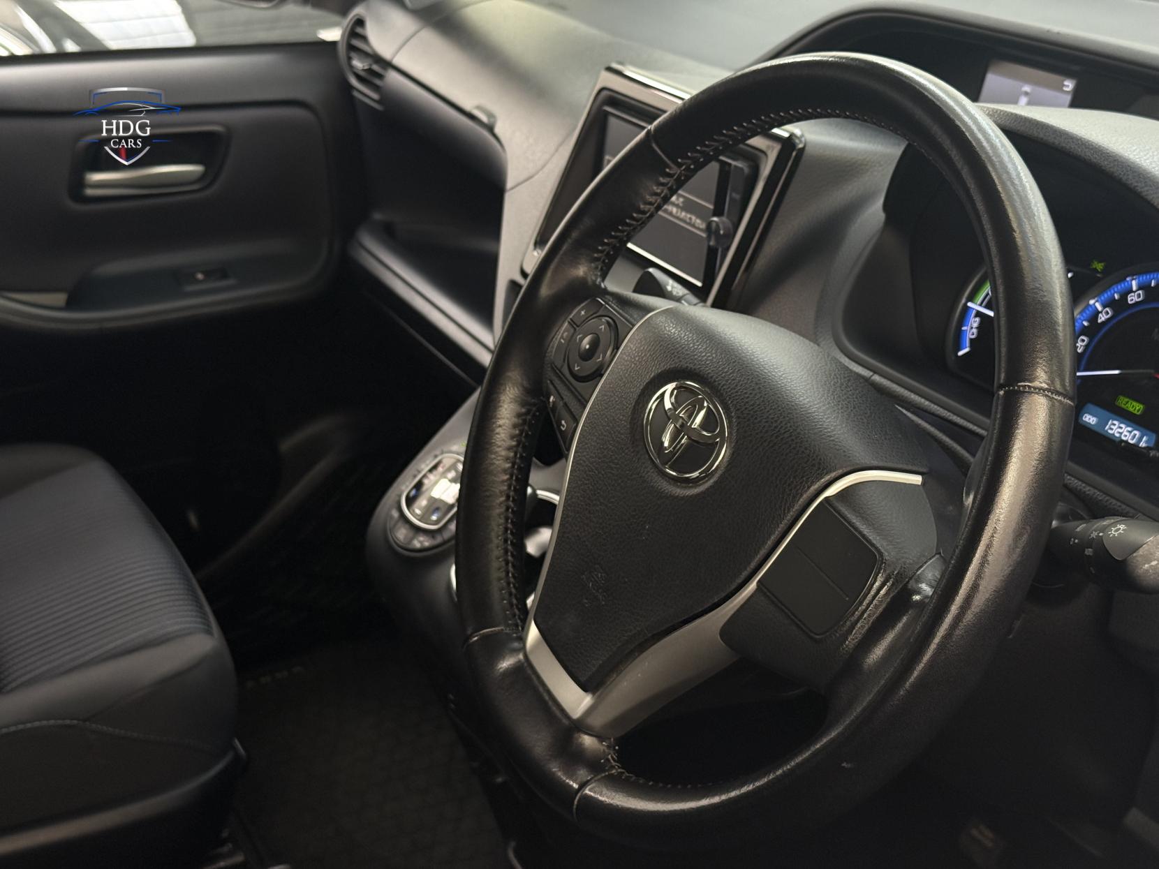 Toyota Voxy 1.8 ZX HYBRID 2016