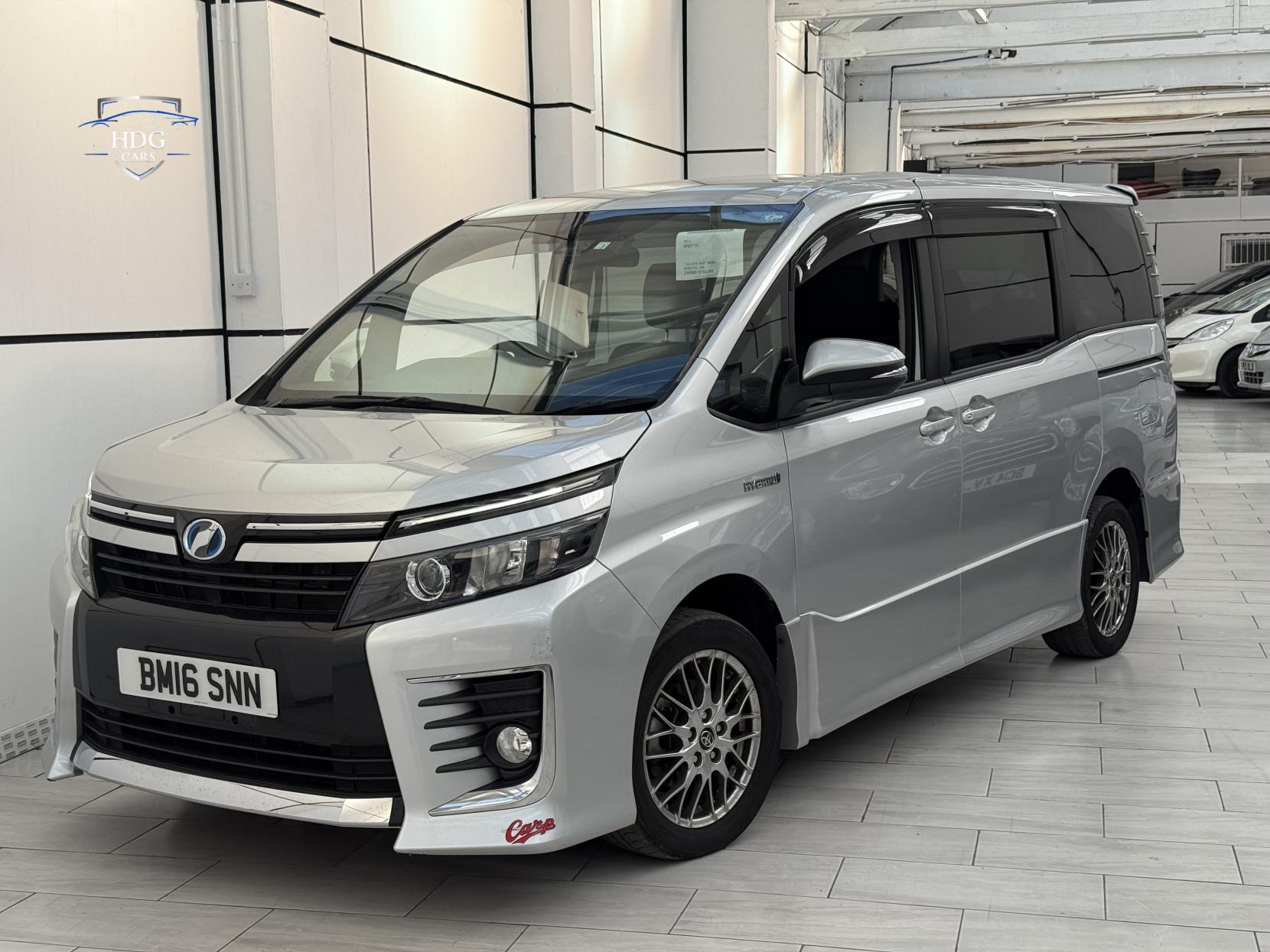 Toyota Voxy 1.8 ZX HYBRID 2016