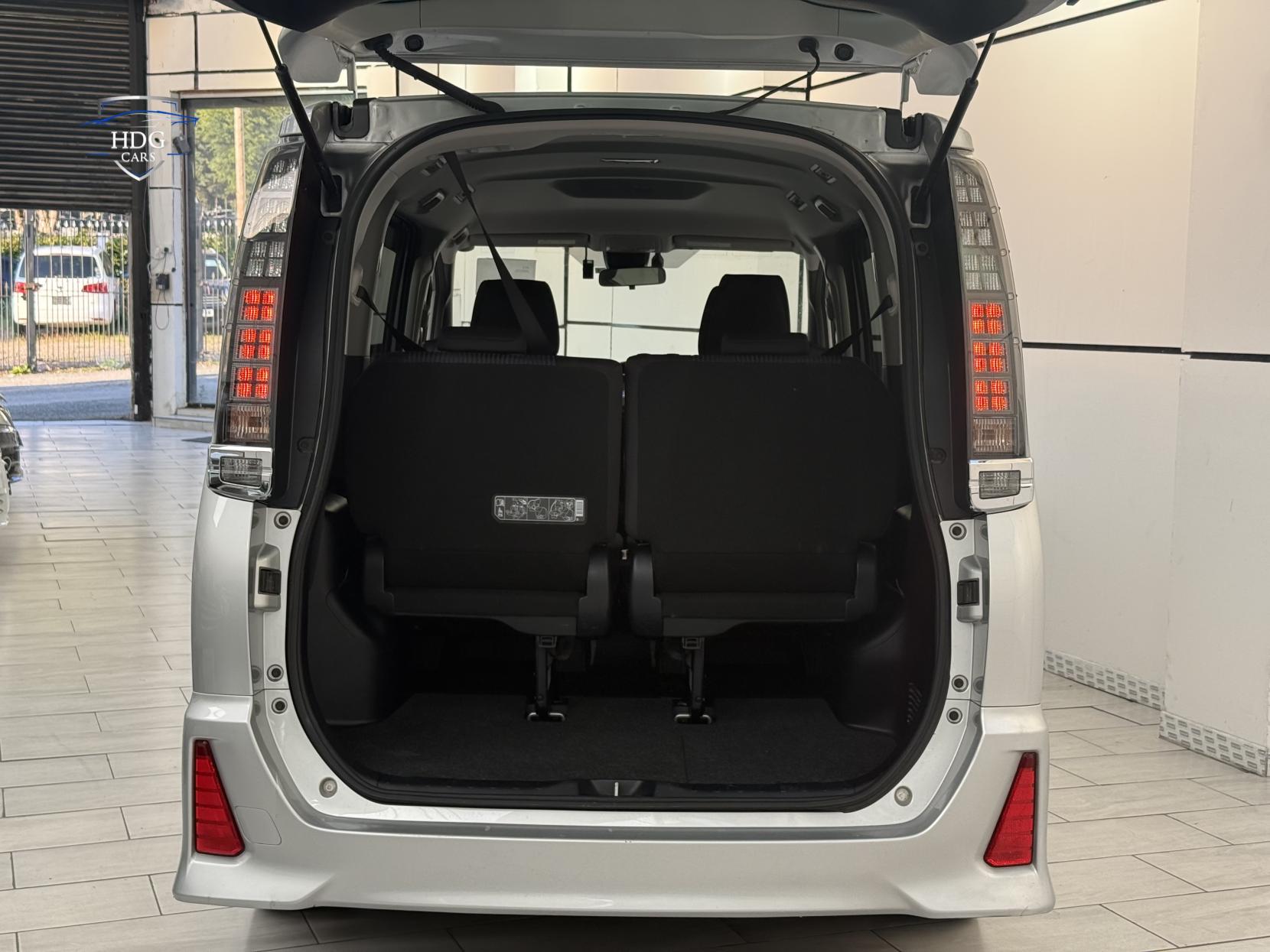 Toyota Voxy 1.8 ZX HYBRID 2016
