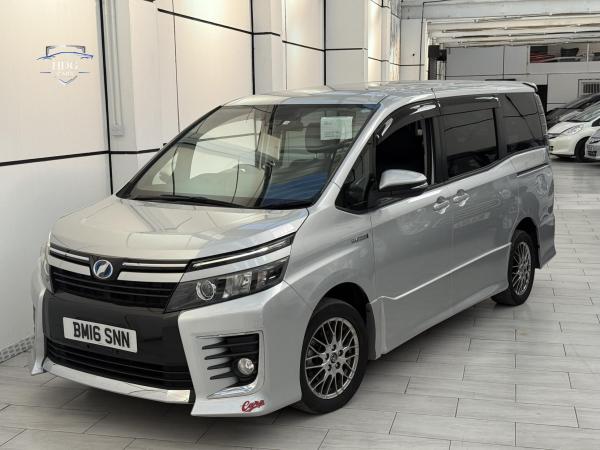 Toyota Voxy 1.8 ZX HYBRID  2016