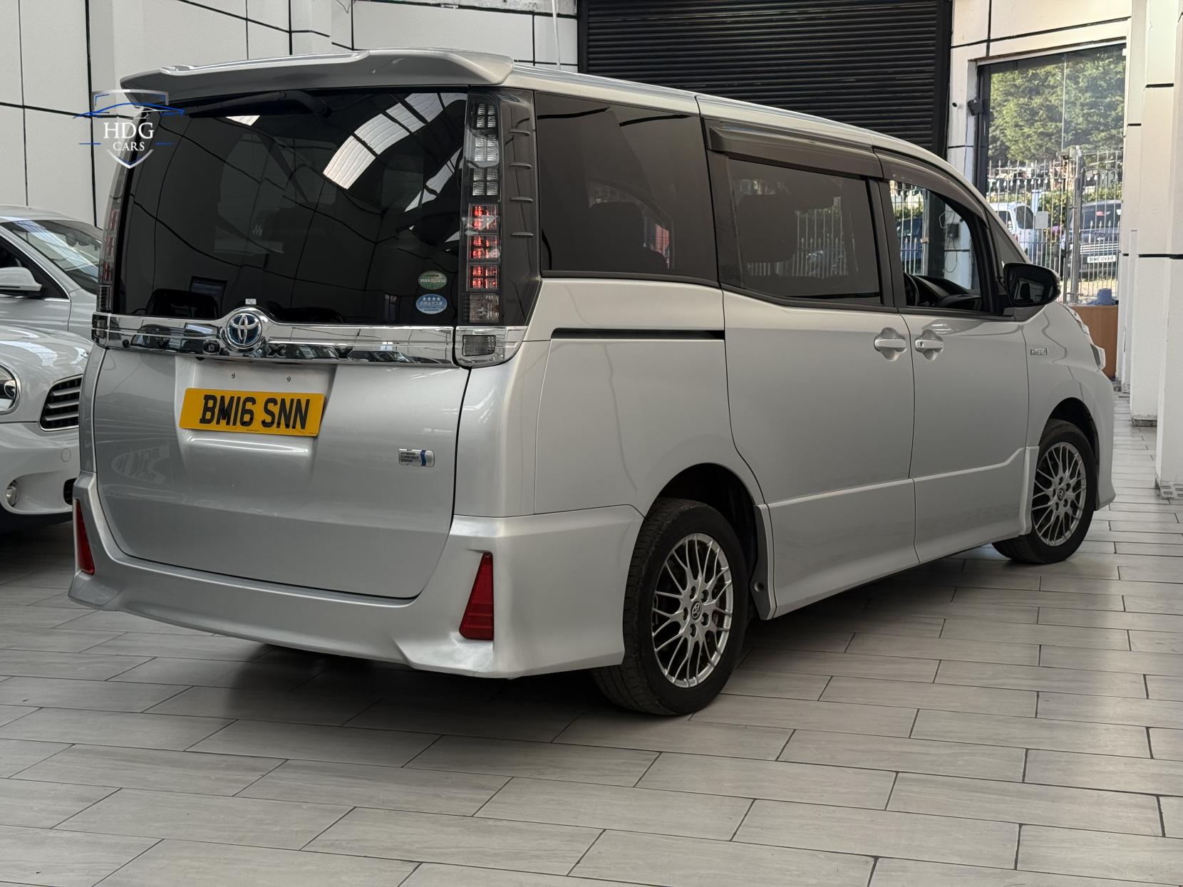 Toyota Voxy 1.8 ZX HYBRID 2016