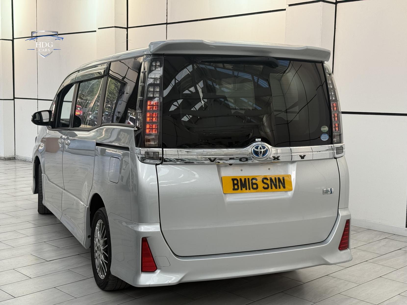 Toyota Voxy 1.8 ZX HYBRID 2016