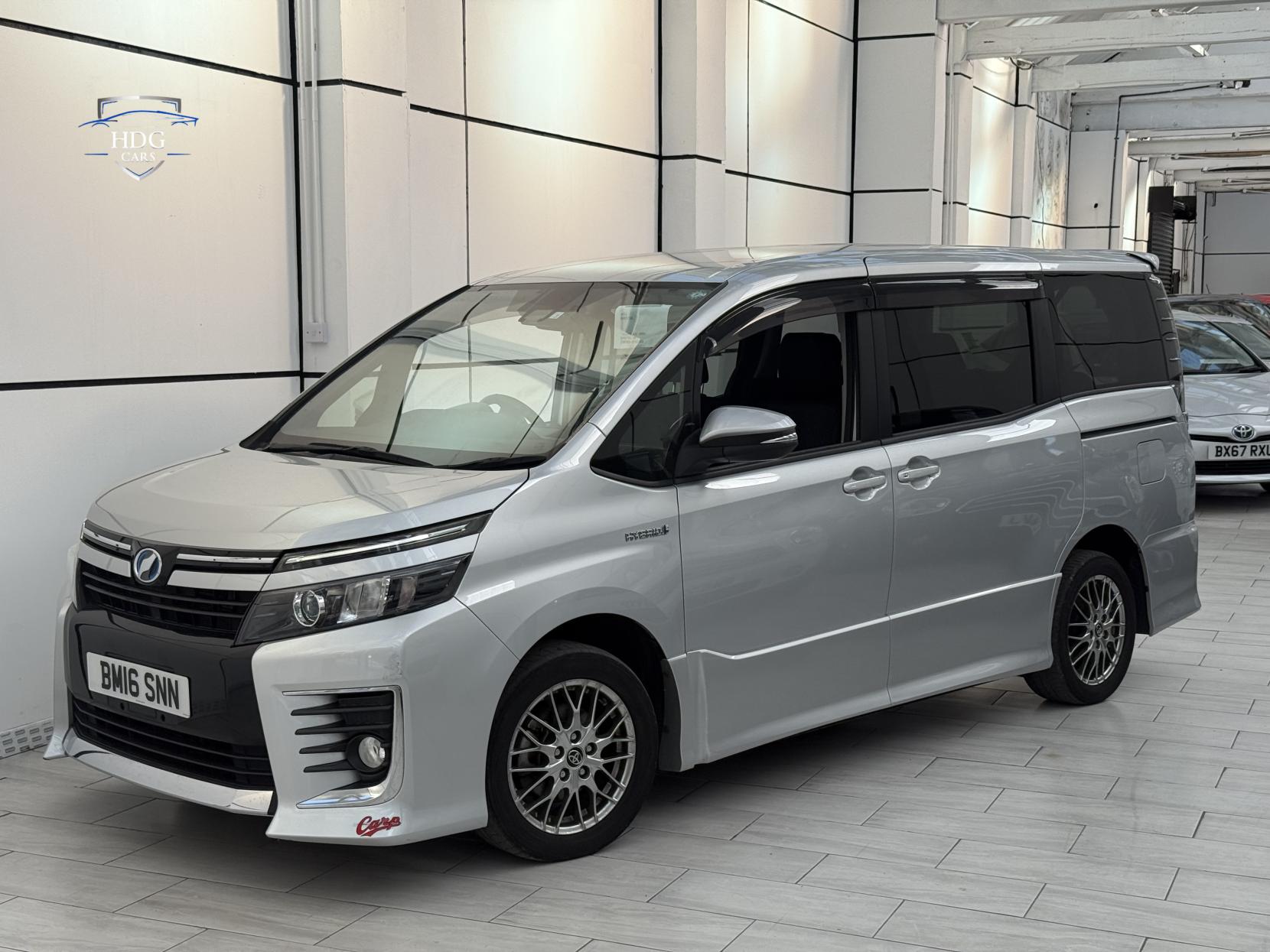 Toyota Voxy 1.8 ZX HYBRID 2016