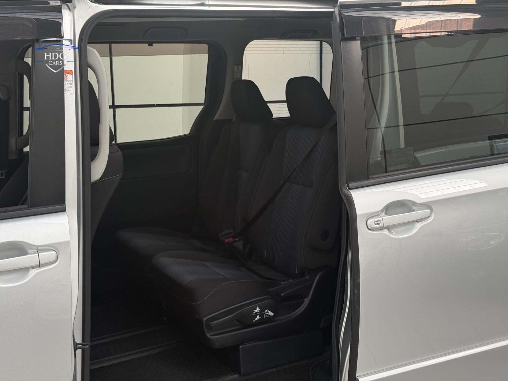Toyota Voxy 1.8 ZX HYBRID 2016