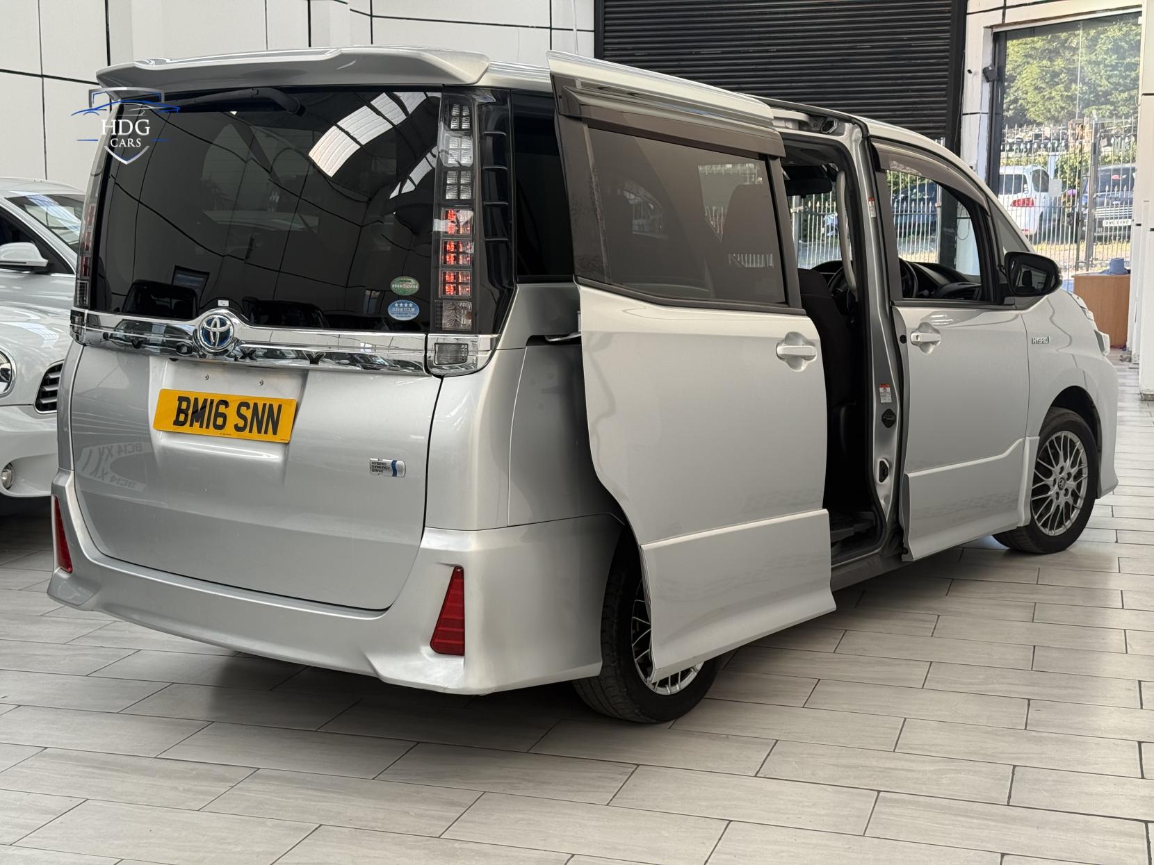 Toyota Voxy 1.8 ZX HYBRID 2016