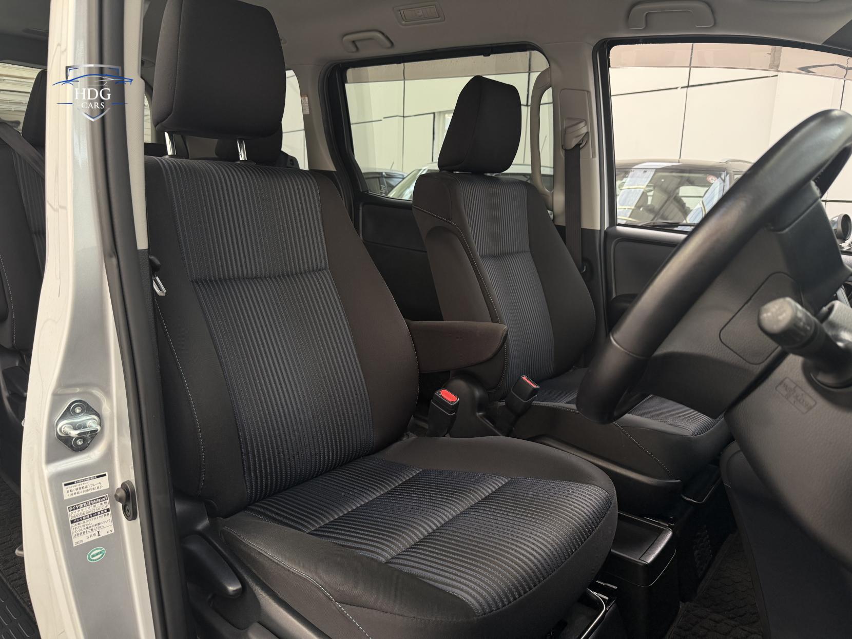 Toyota Voxy 1.8 ZX HYBRID 2016