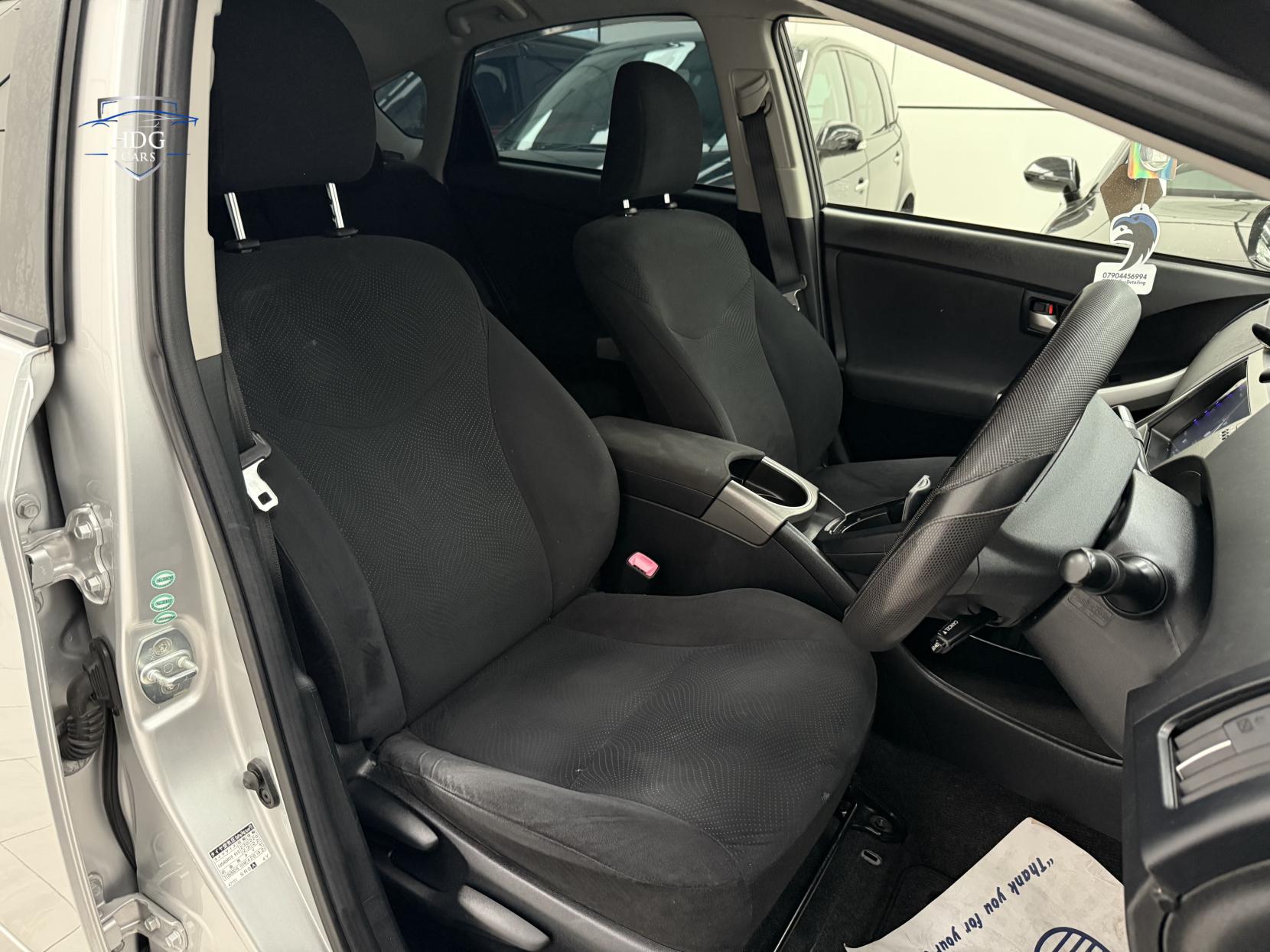 Toyota Prius 1.8 VVT-h T4 Hatchback 5dr Petrol Hybrid CVT Euro 5 (s/s) (136 ps)