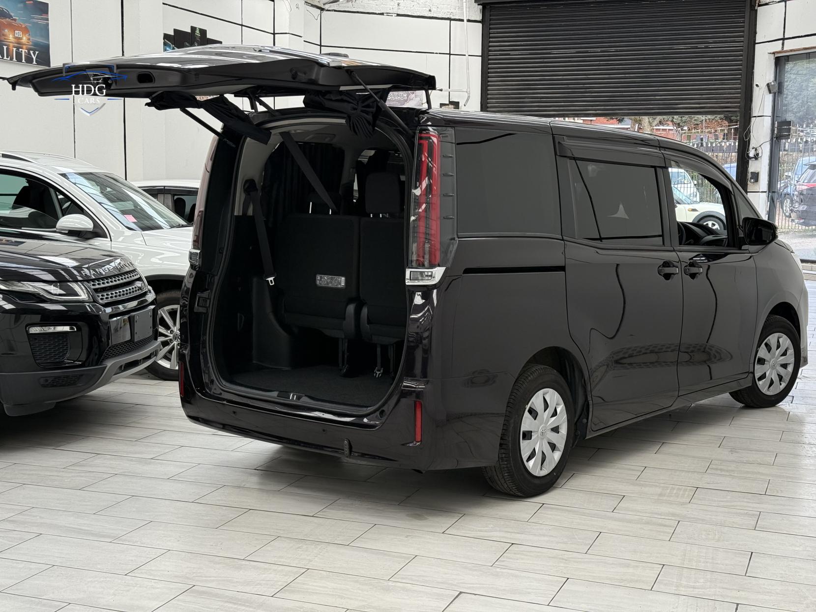 Toyota Voxy NOAH X 8 SEATER 2.0 PETROL AUTOMATIC