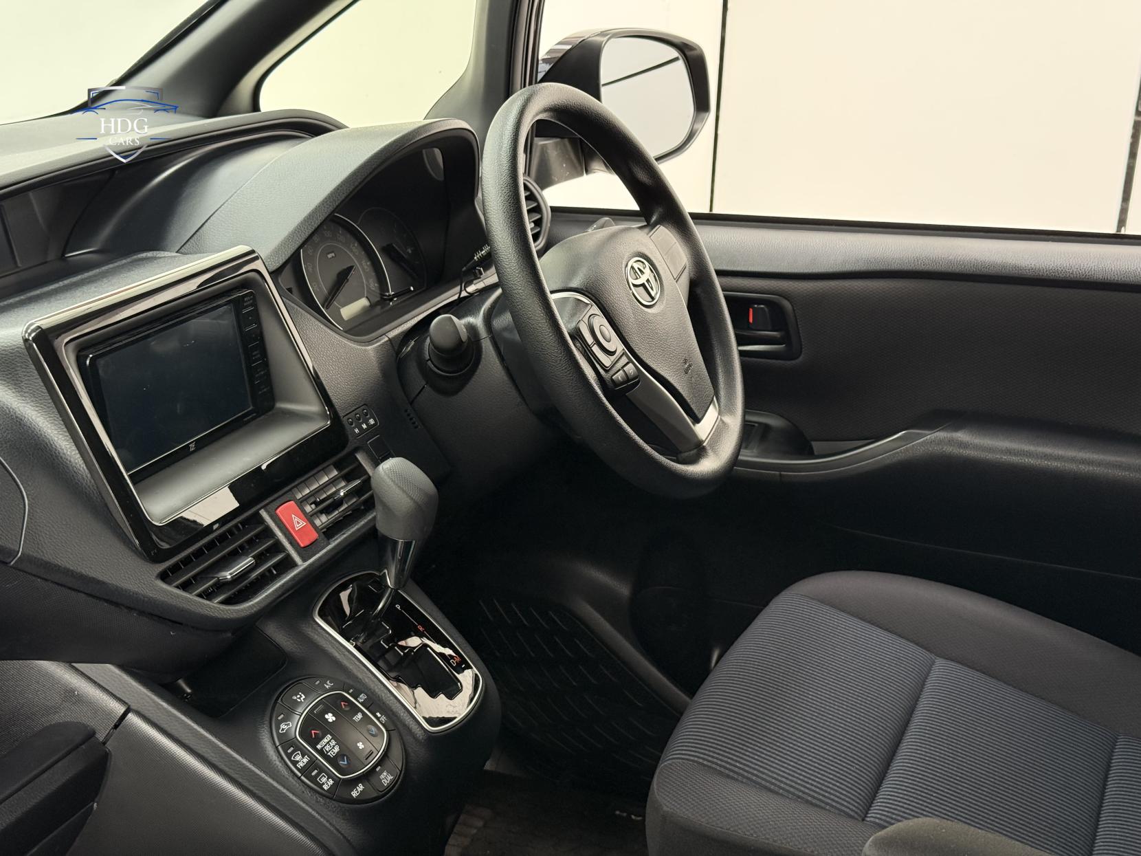 Toyota Voxy NOAH X 8 SEATER 2.0 PETROL AUTOMATIC