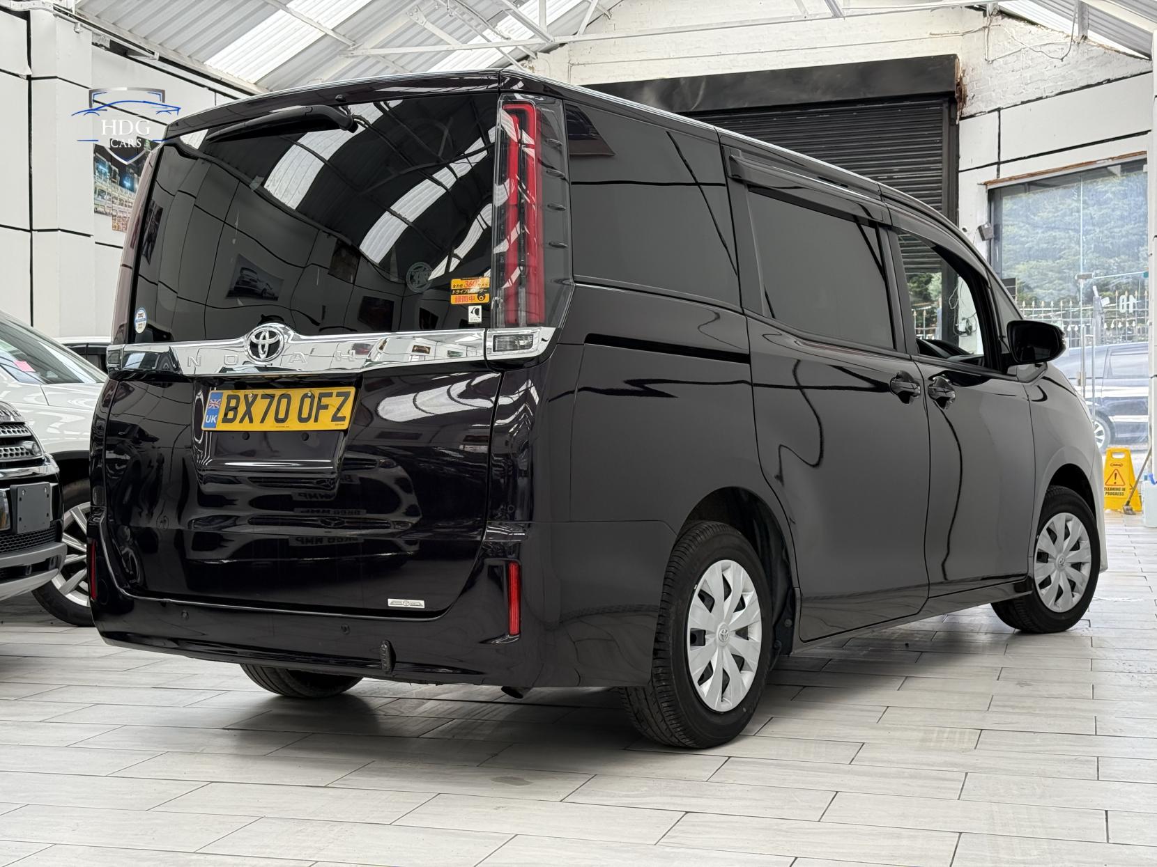 Toyota Voxy NOAH X 8 SEATER 2.0 PETROL AUTOMATIC