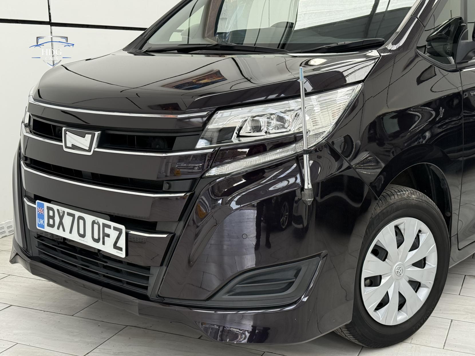 Toyota Voxy NOAH X 8 SEATER 2.0 PETROL AUTOMATIC 