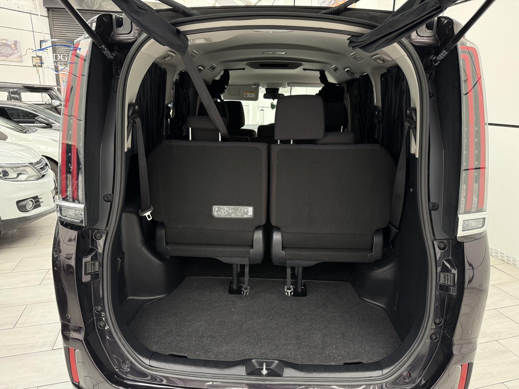 Toyota Voxy NOAH X 8 SEATER 2.0 PETROL AUTOMATIC