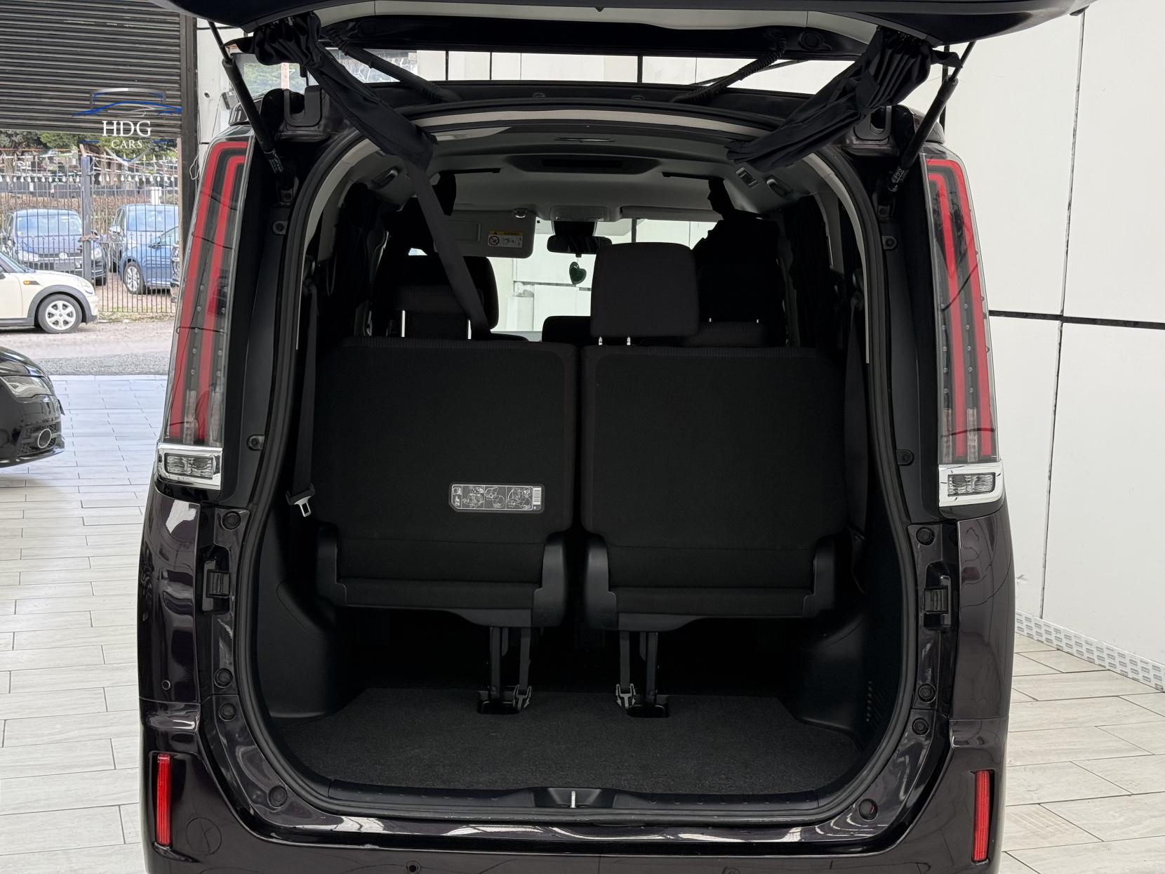 Toyota Voxy NOAH X 8 SEATER 2.0 PETROL AUTOMATIC