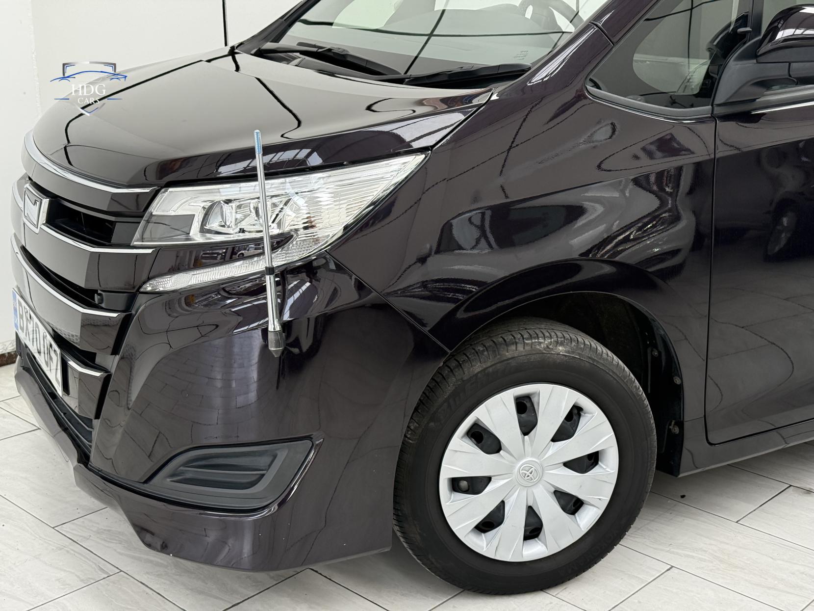 Toyota Voxy NOAH X 8 SEATER 2.0 PETROL AUTOMATIC