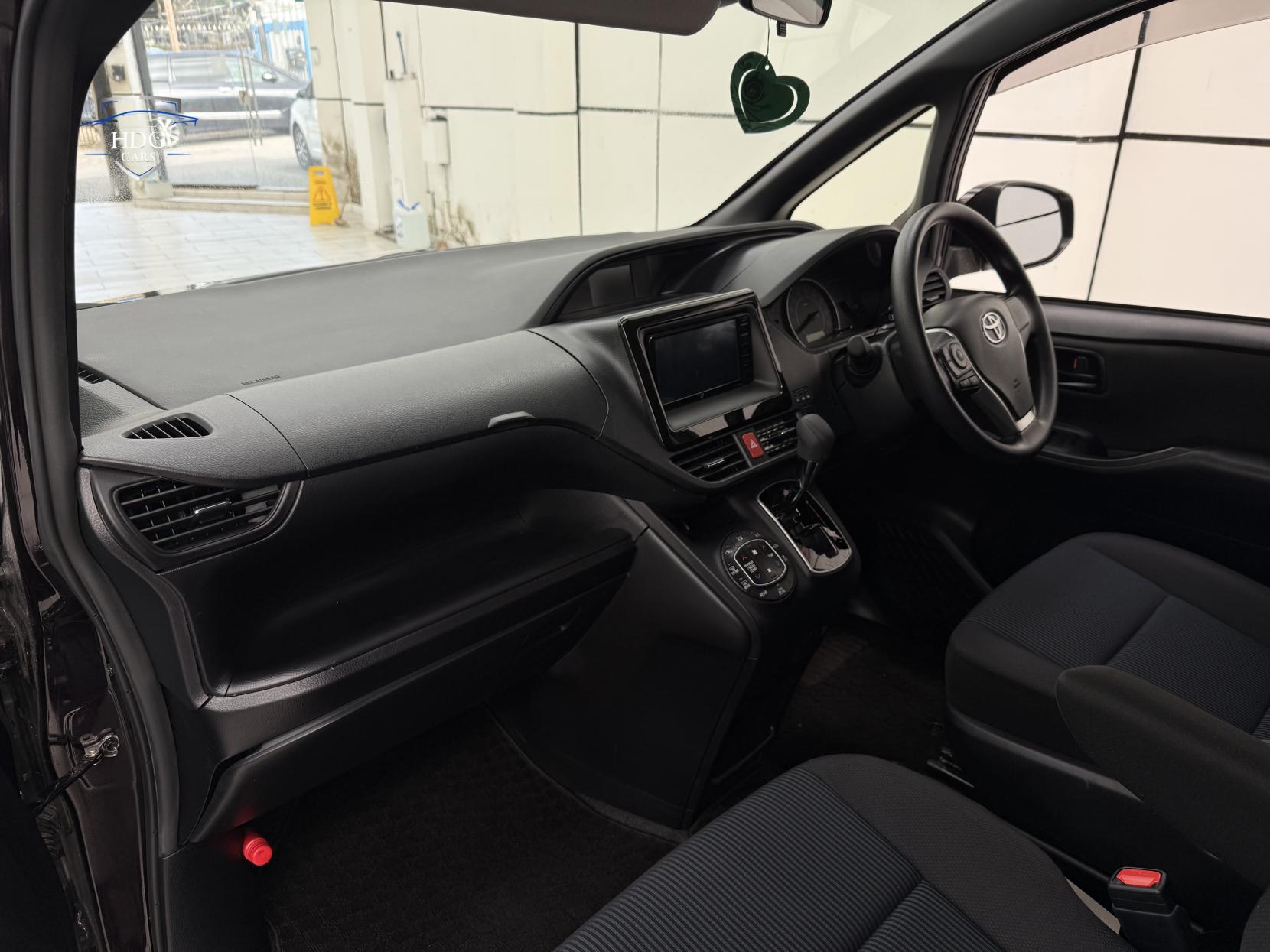 Toyota Voxy NOAH X 8 SEATER 2.0 PETROL AUTOMATIC