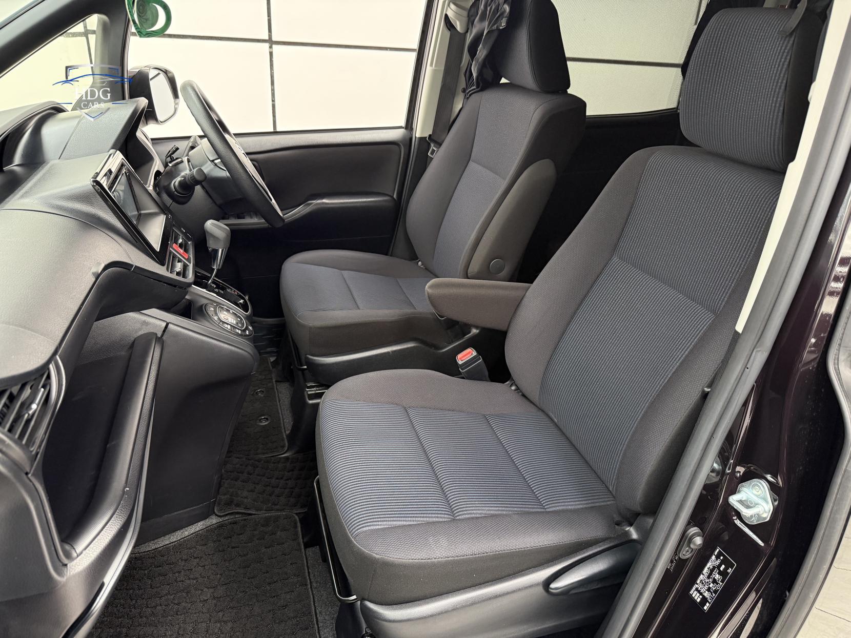 Toyota Voxy NOAH X 8 SEATER 2.0 PETROL AUTOMATIC