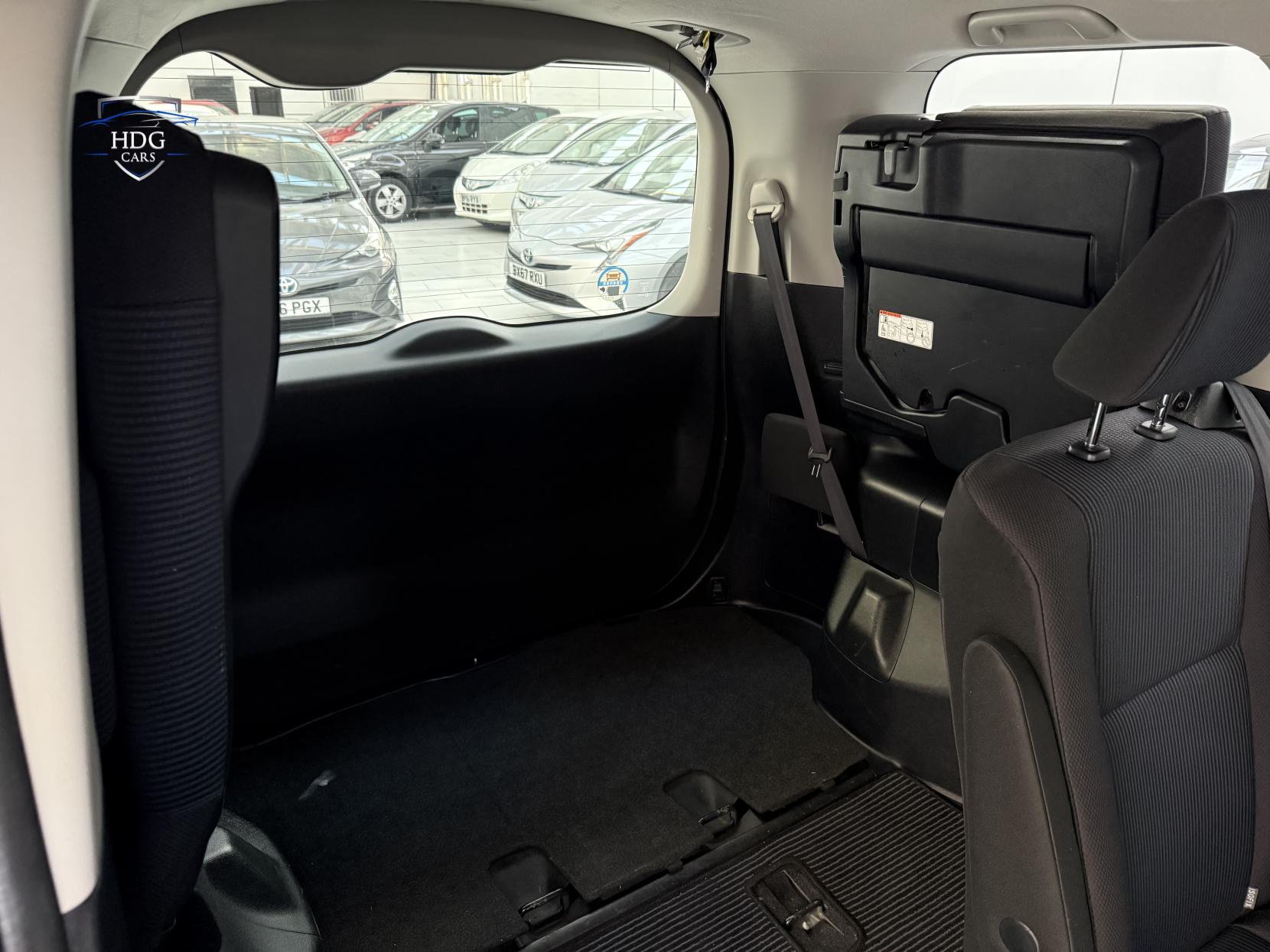 Toyota Voxy 1.8 ZX